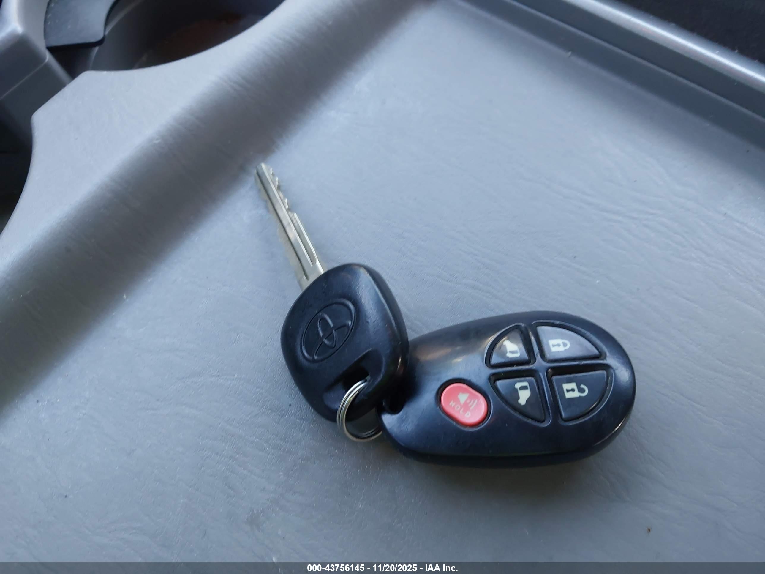 TOYOTA SIENNA image 11