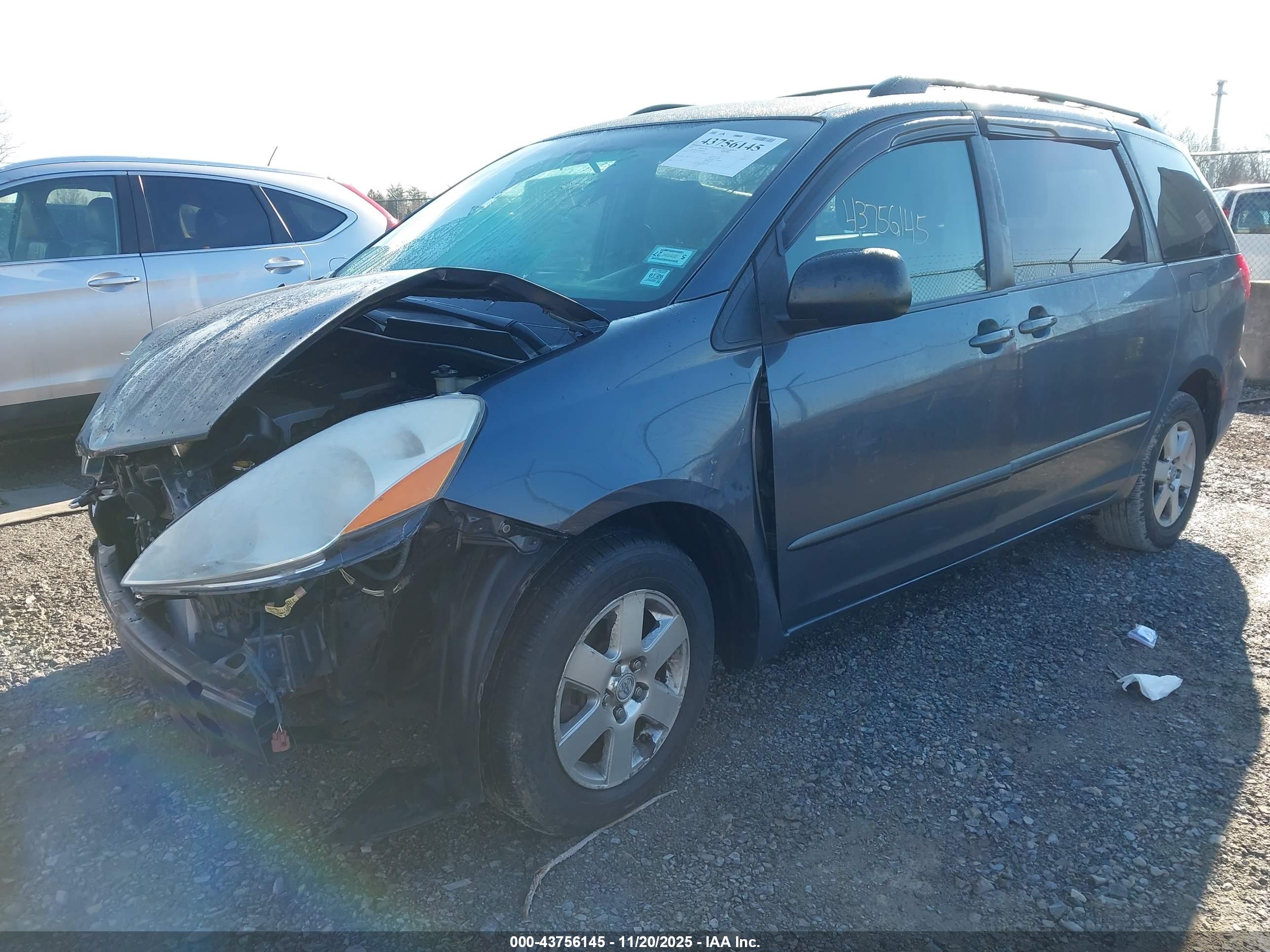 TOYOTA SIENNA image 2