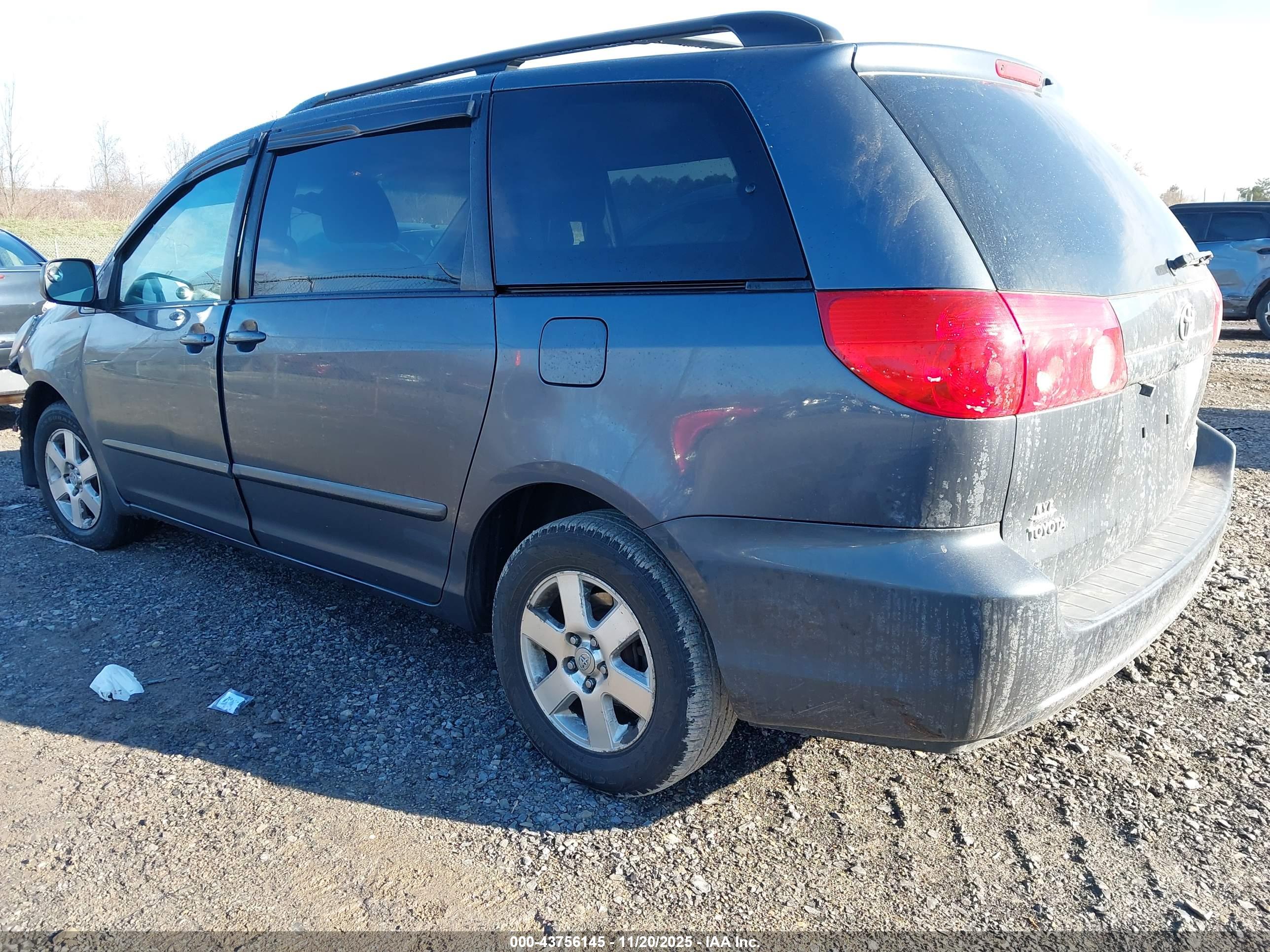 TOYOTA SIENNA image 3