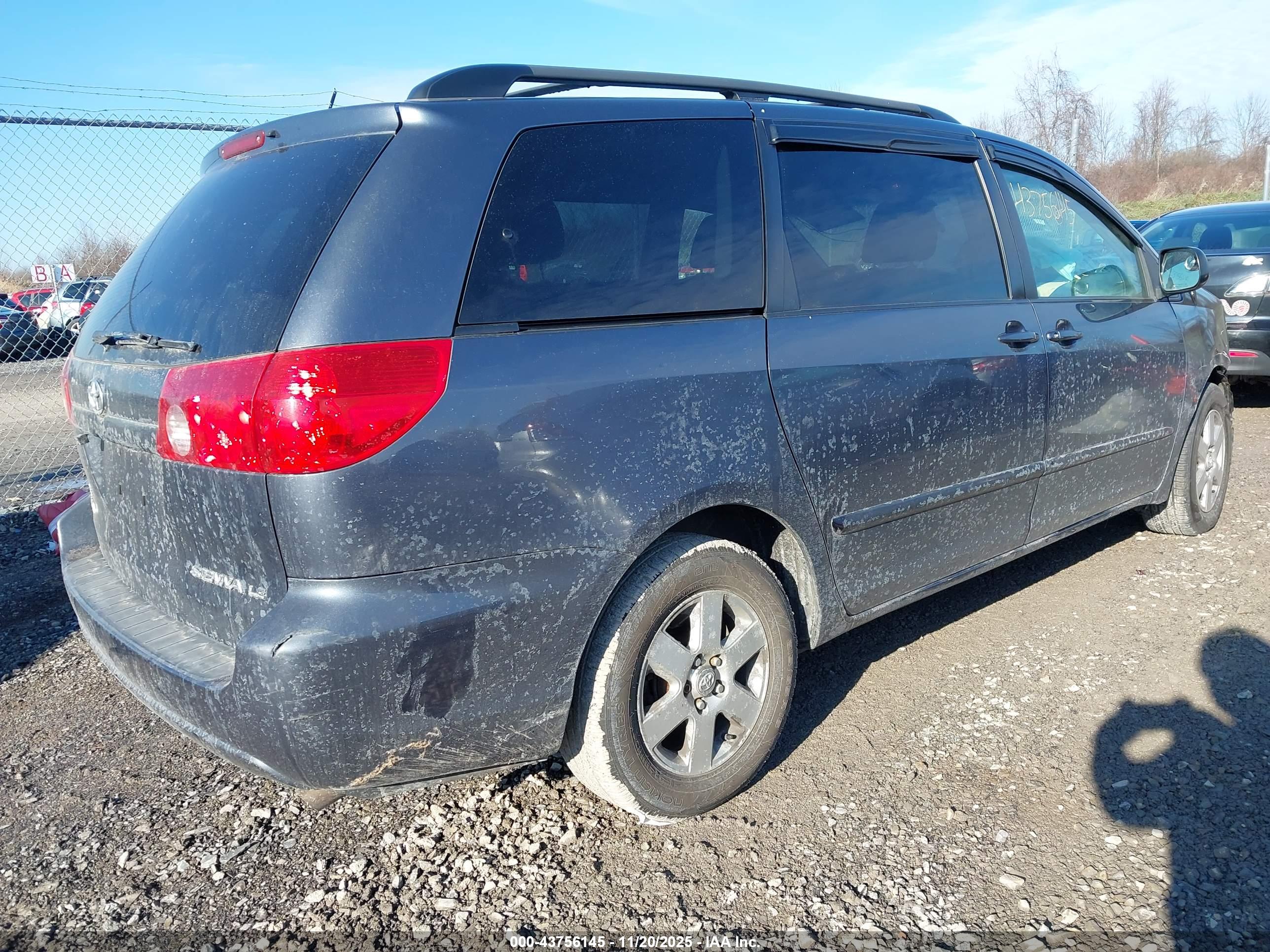 TOYOTA SIENNA image 4
