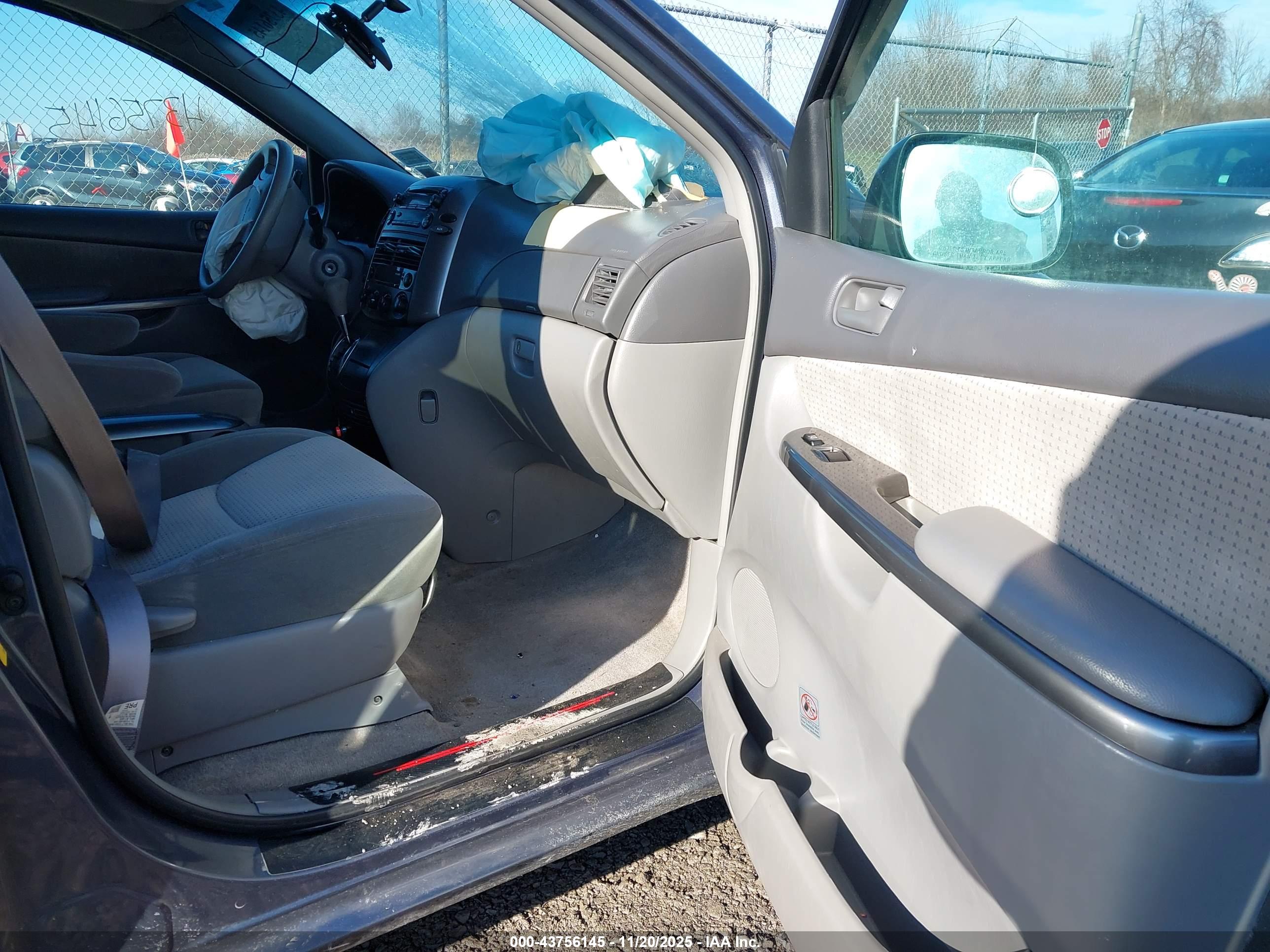 TOYOTA SIENNA image 5