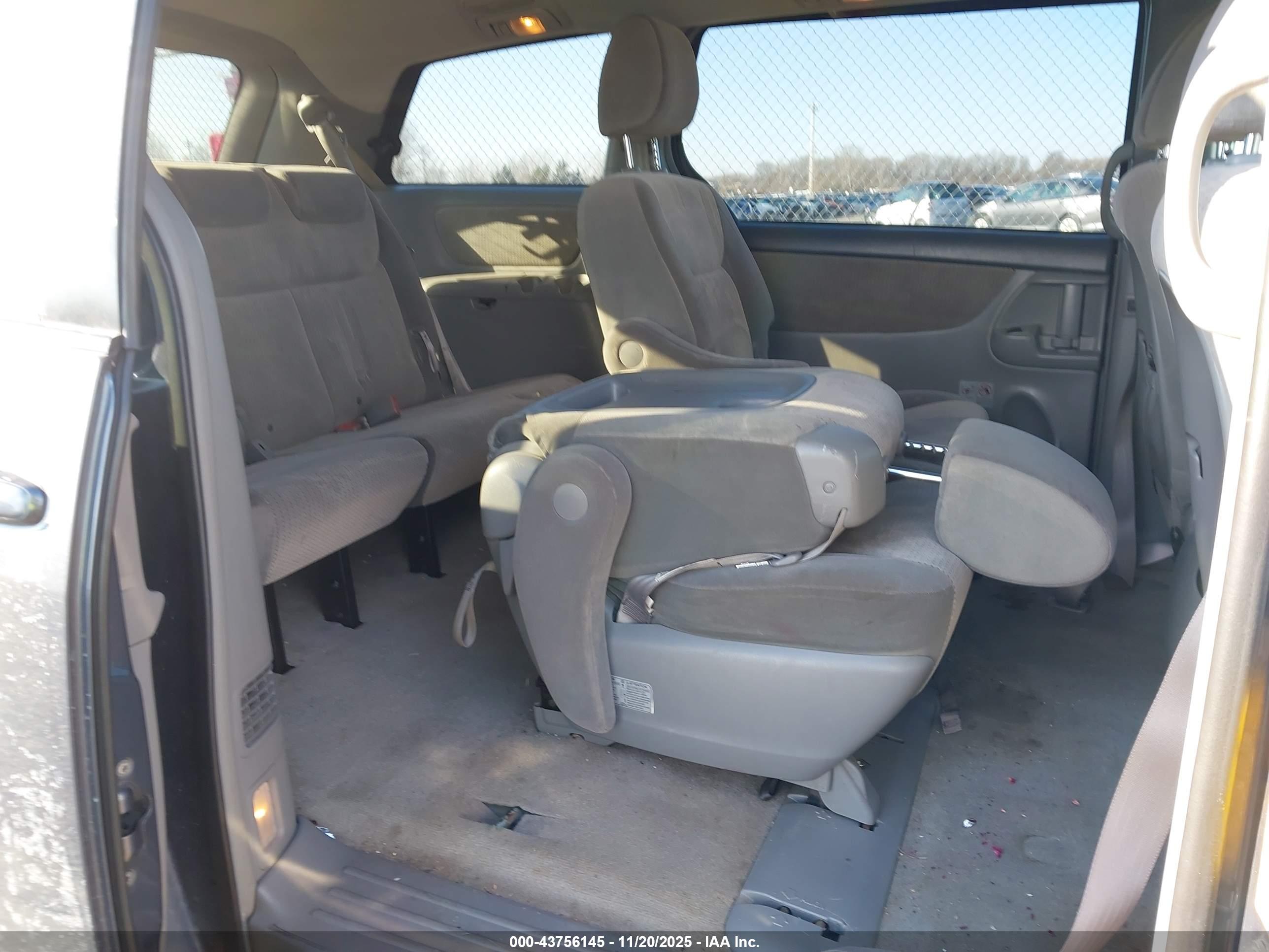 TOYOTA SIENNA image 8