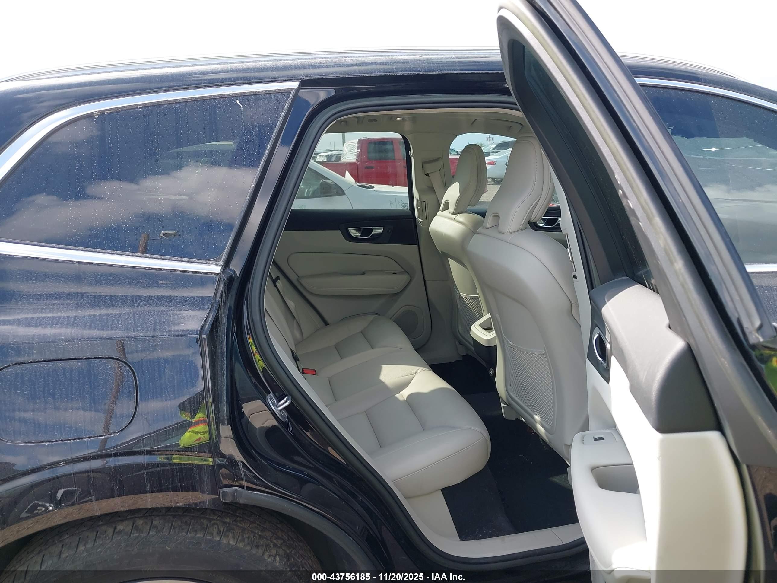 VOLVO XC60 image 8