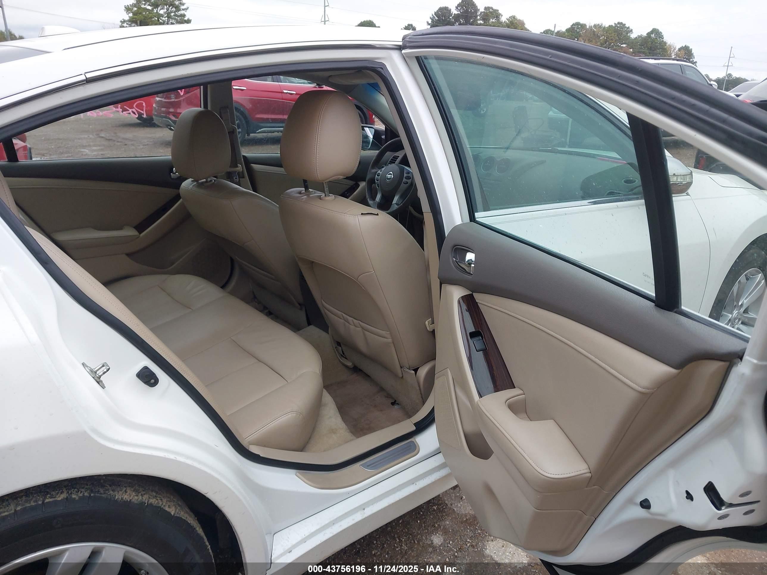 NISSAN ALTIMA image 8
