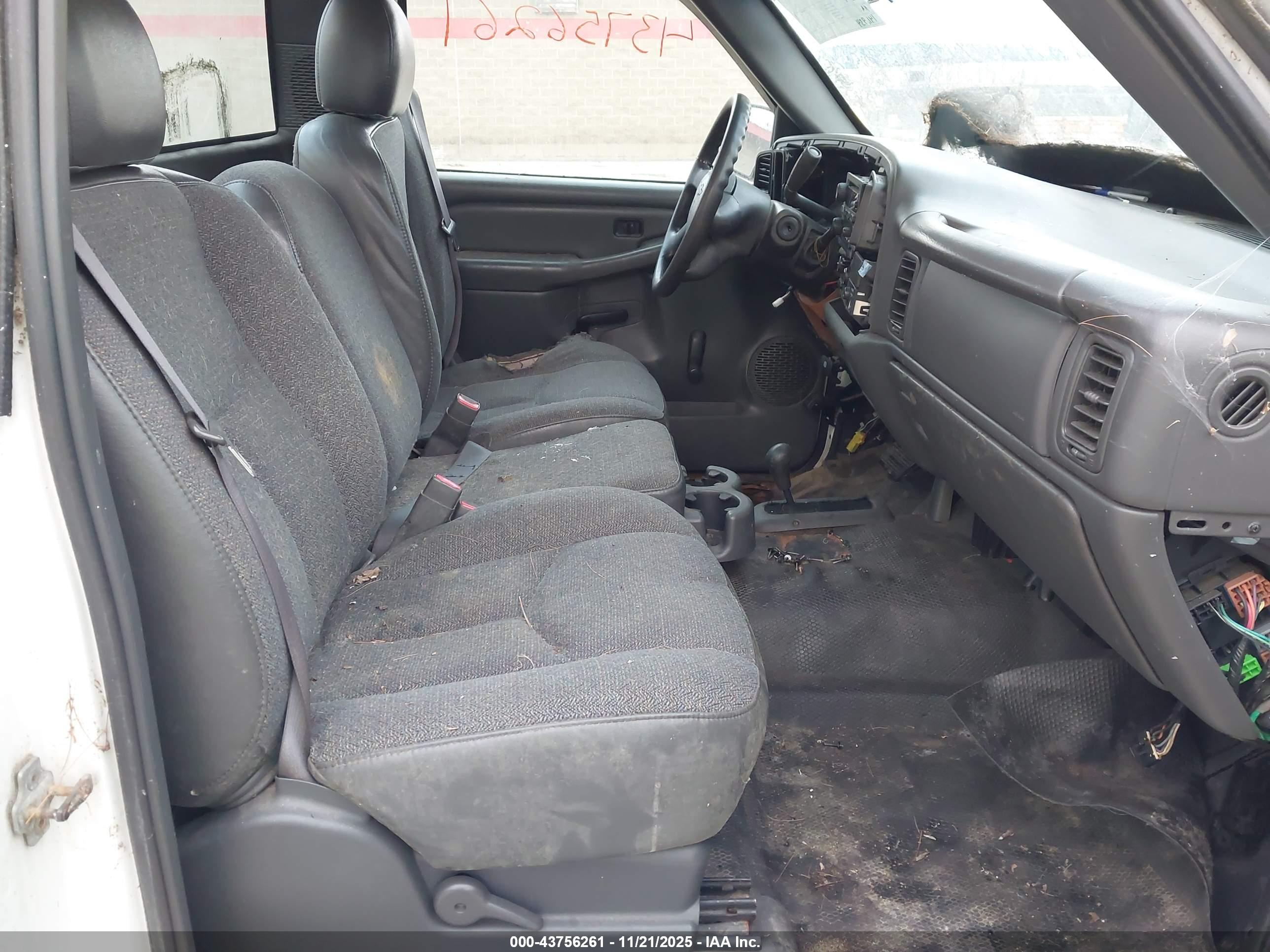 CHEVROLET SILVERADO image 5