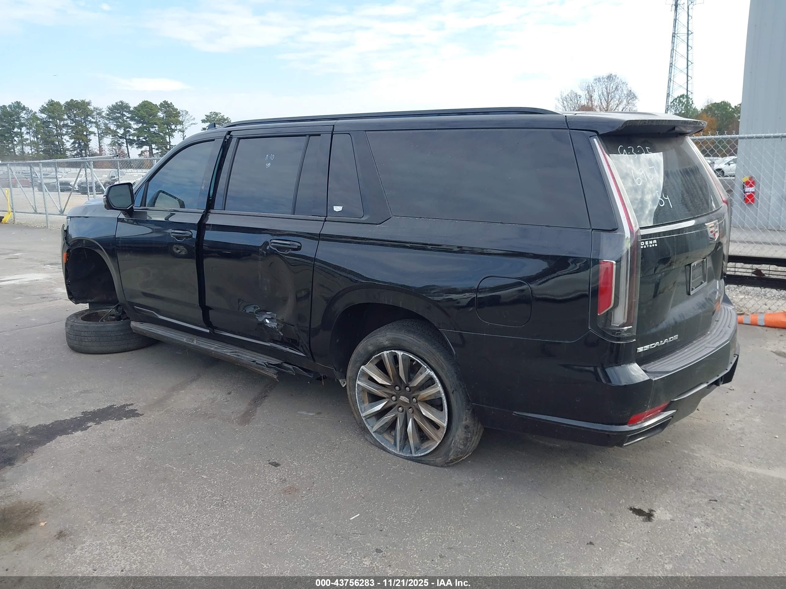 CADILLAC ESCALADE image 3