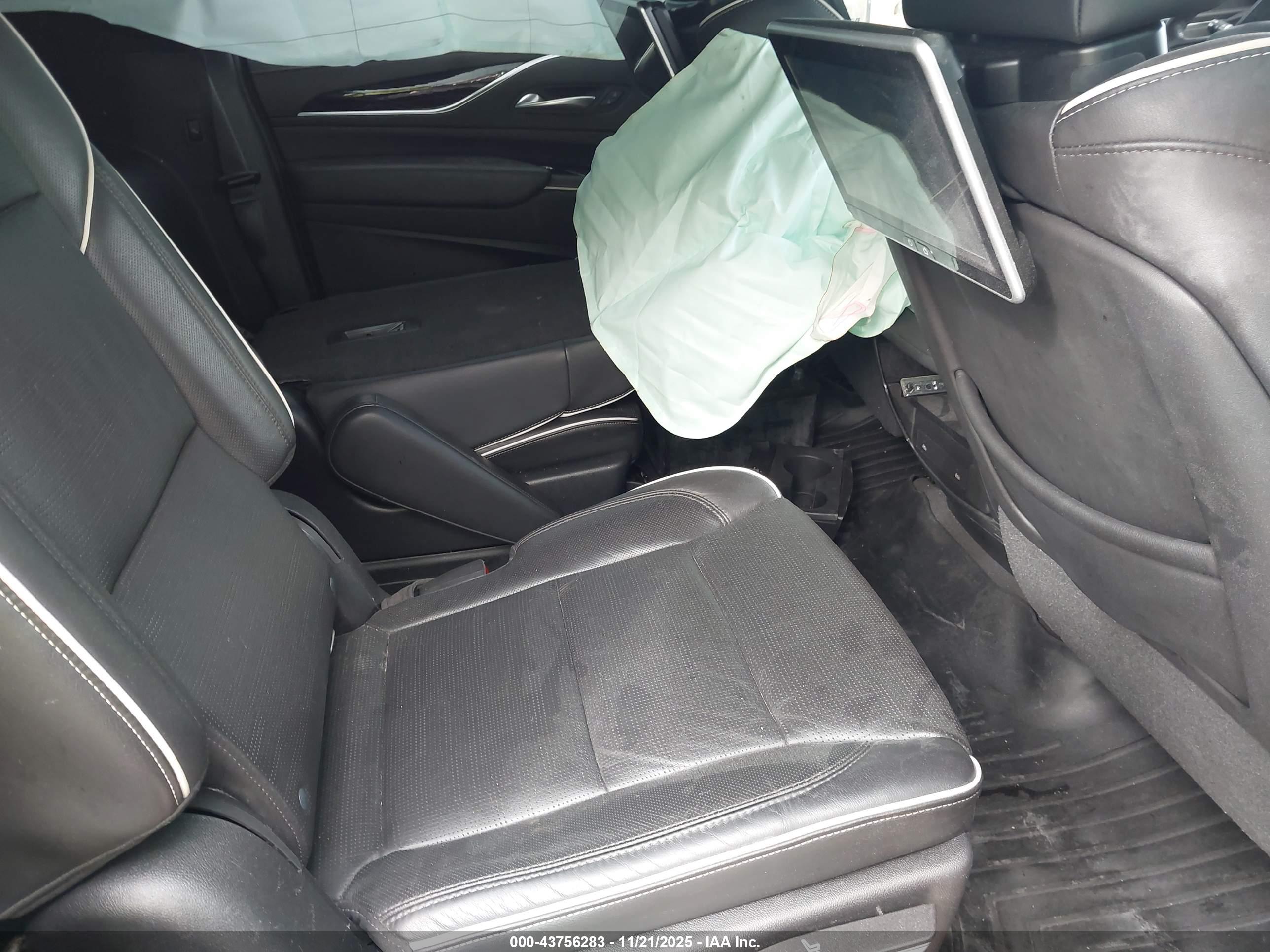 CADILLAC ESCALADE image 8