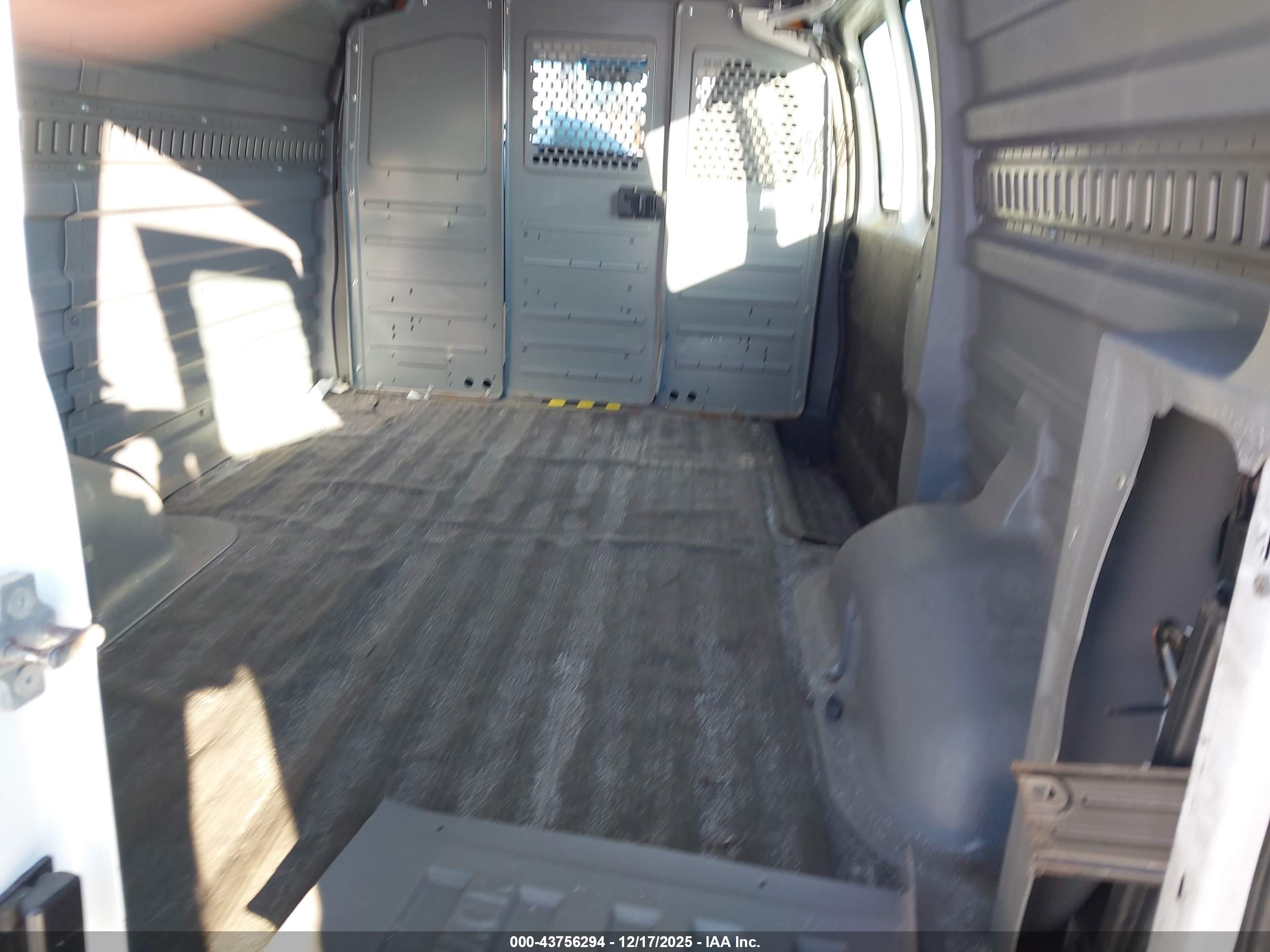 CHEVROLET EXPRESS image 8