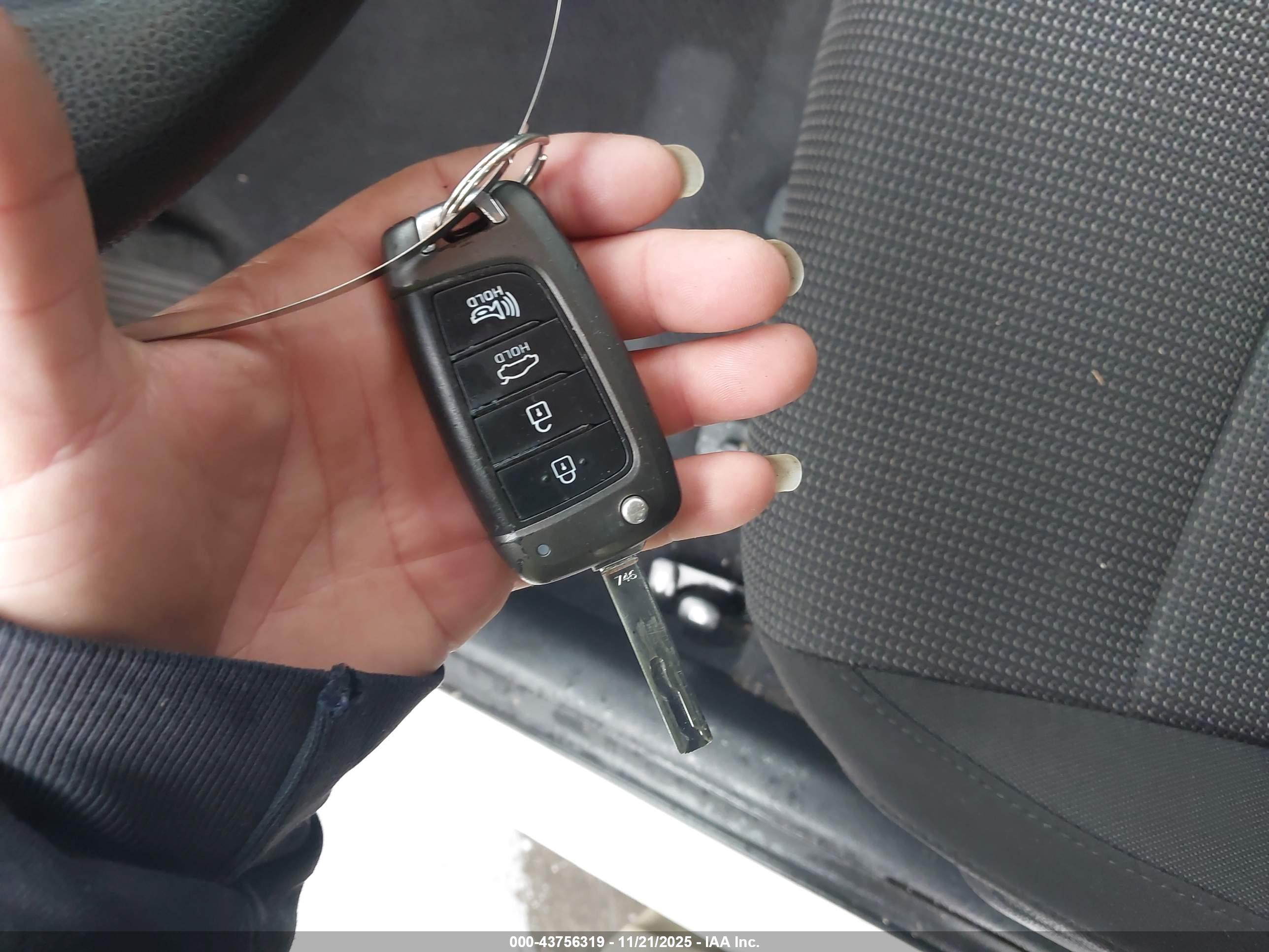 HYUNDAI ACCENT image 11