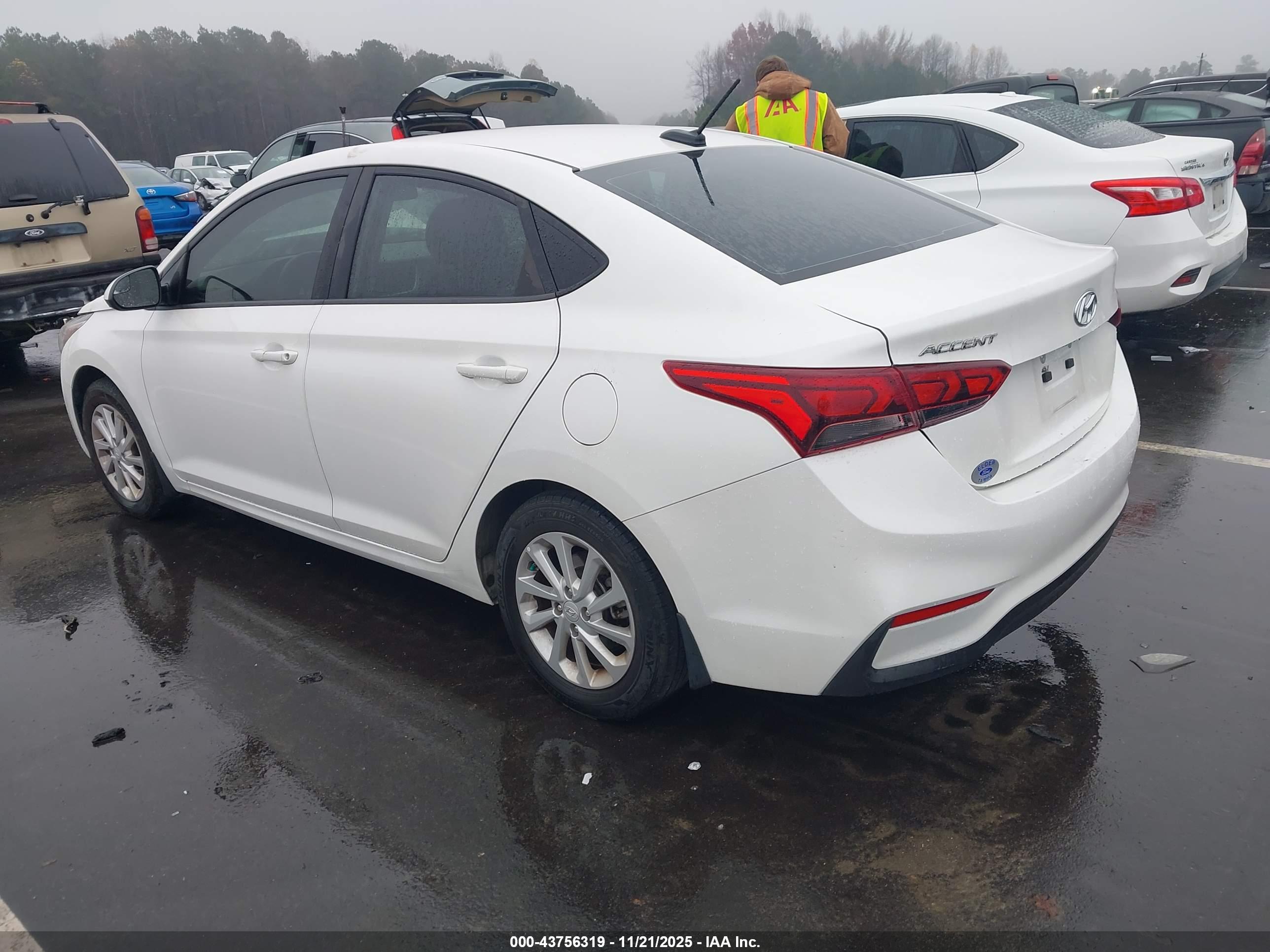 HYUNDAI ACCENT image 3