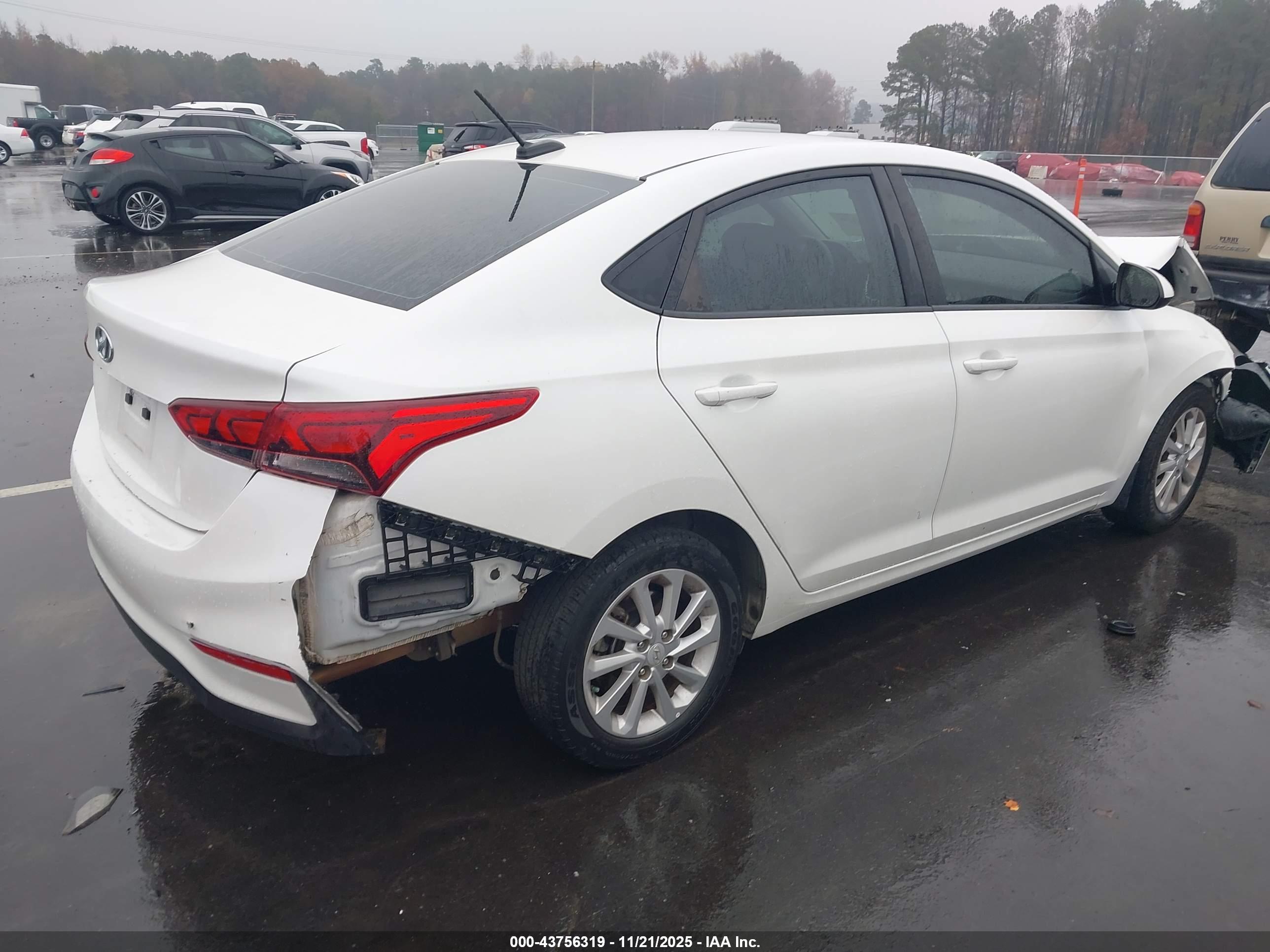 HYUNDAI ACCENT image 4