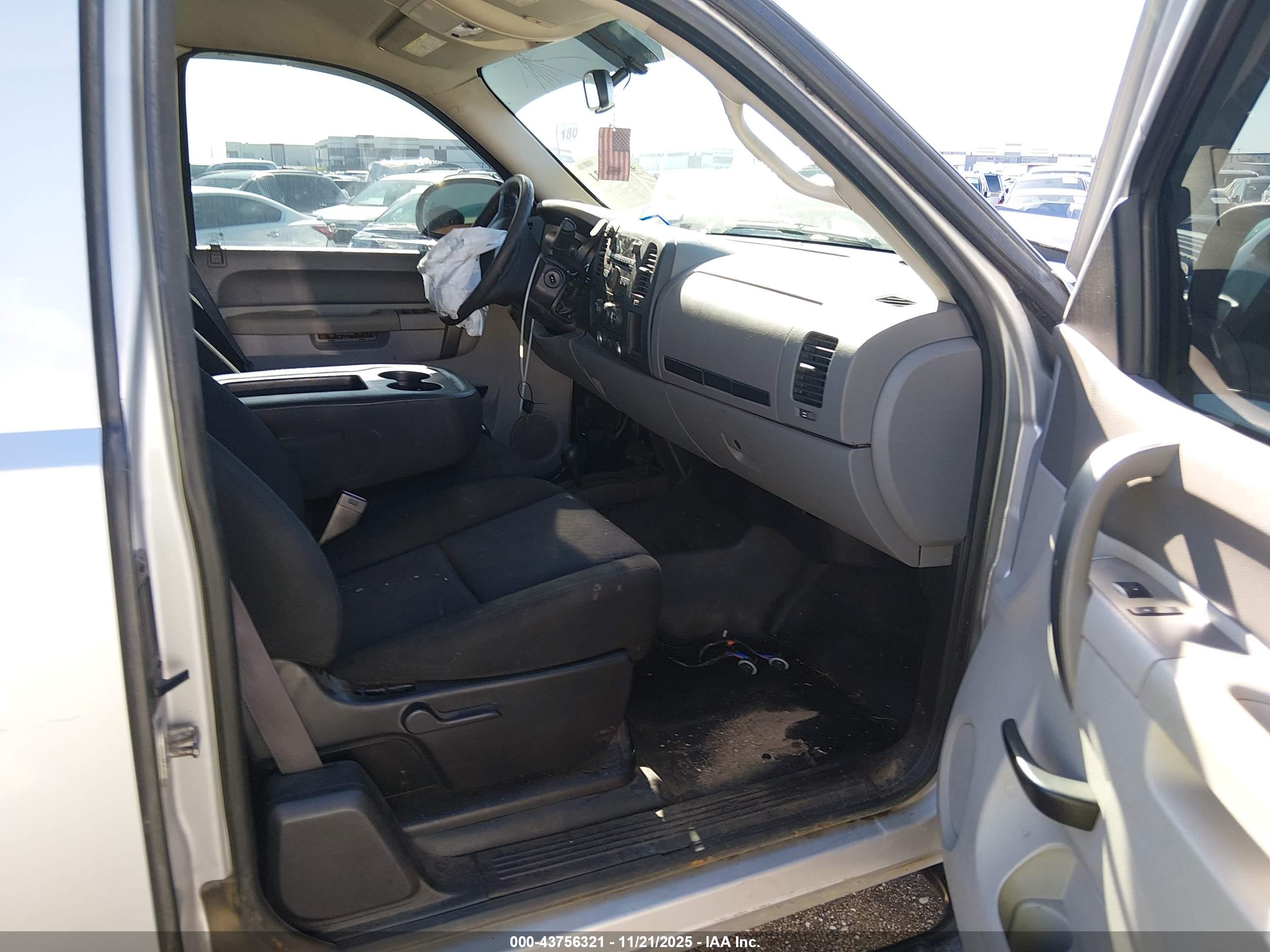 CHEVROLET SILVERADO image 5