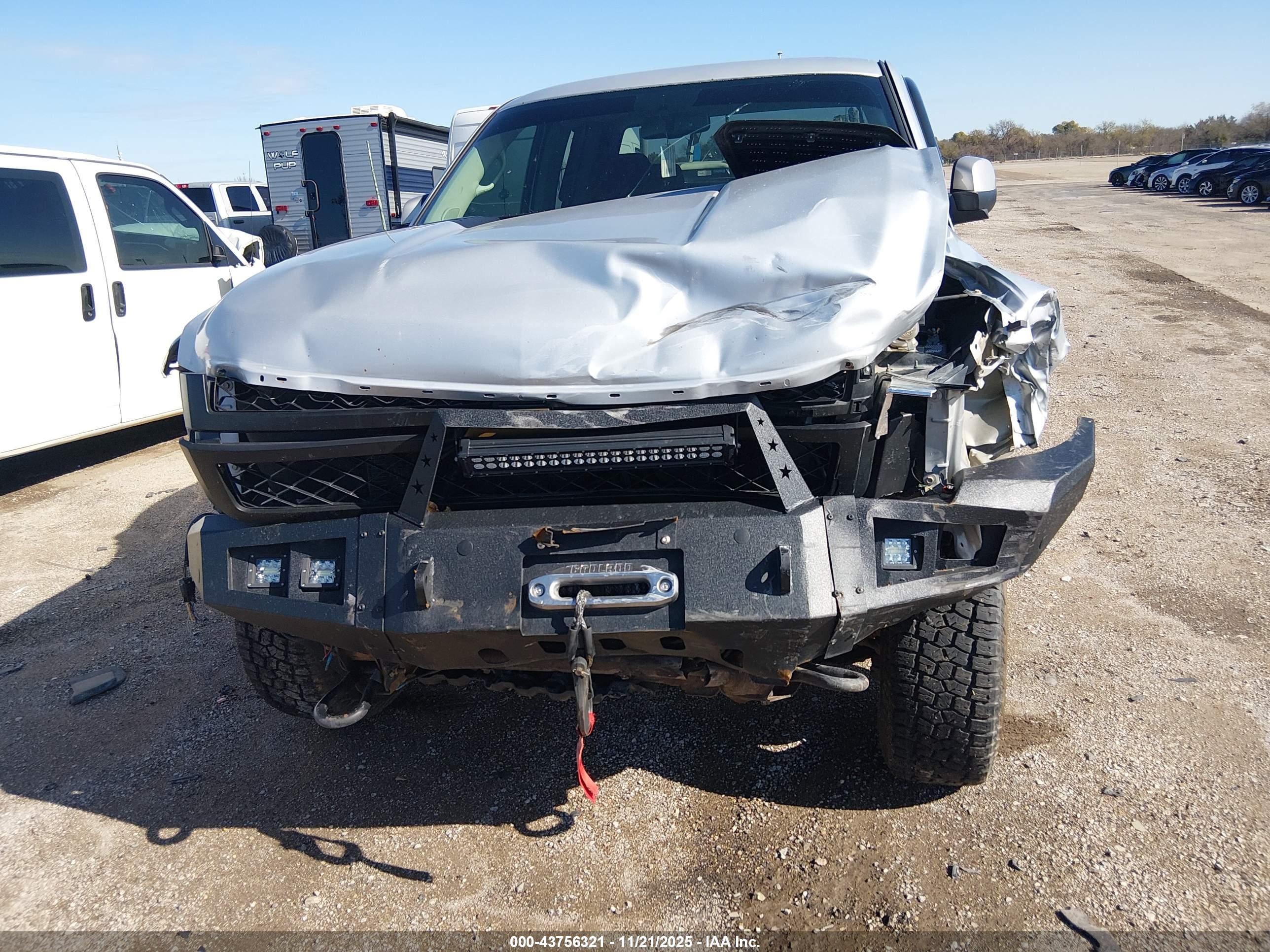 CHEVROLET SILVERADO image 6