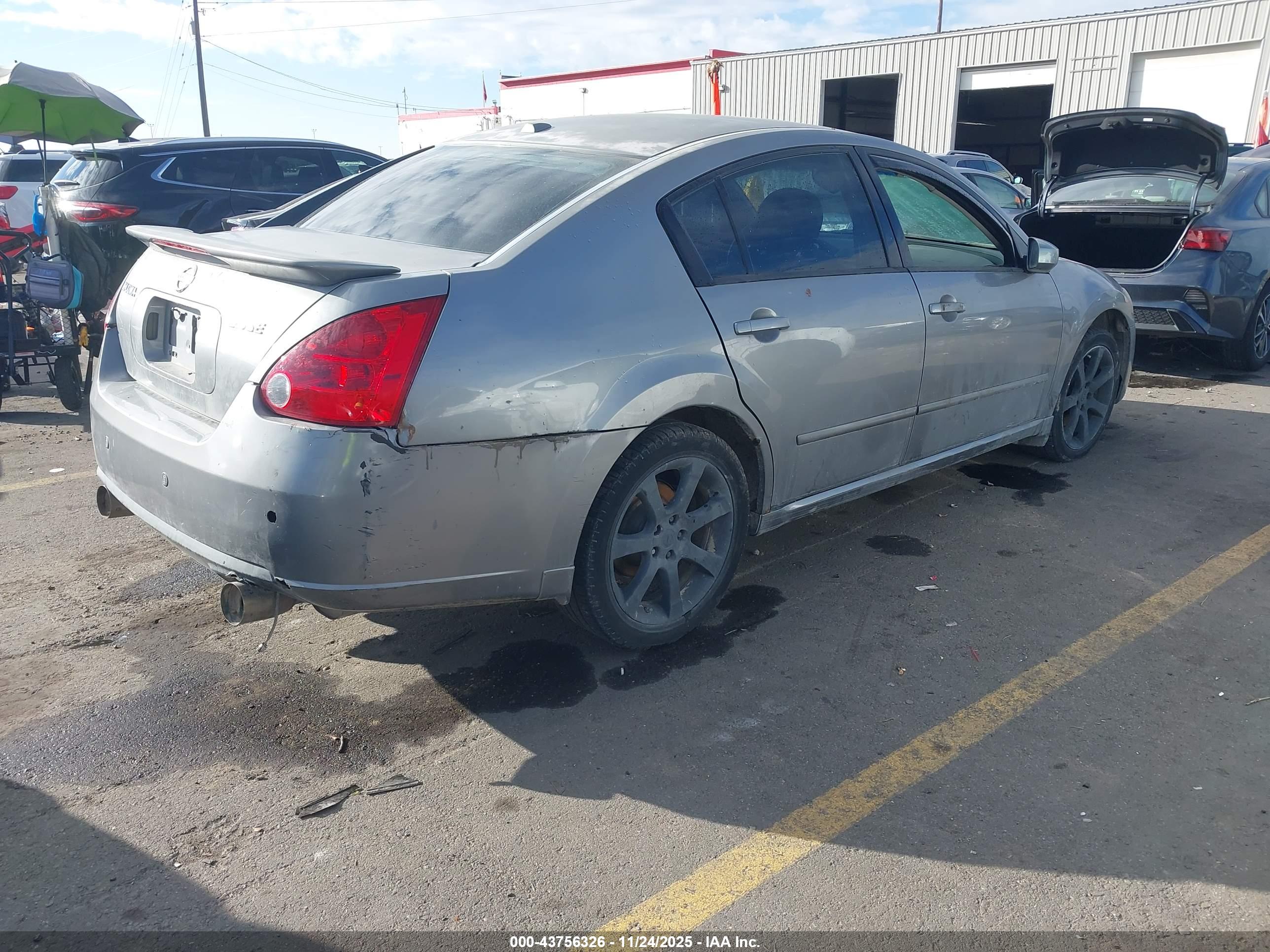 NISSAN MAXIMA image 4