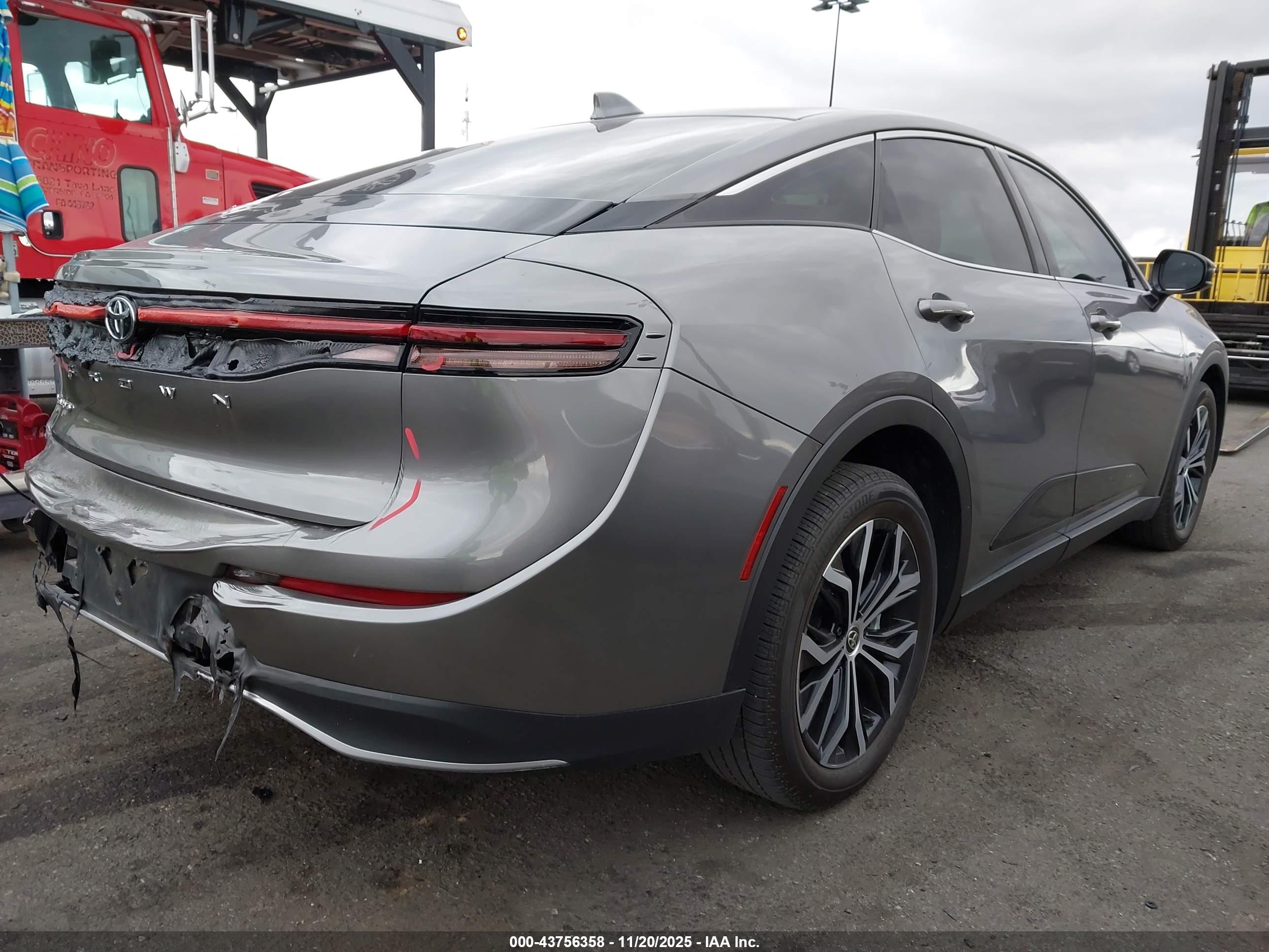 TOYOTA CROWN image 4