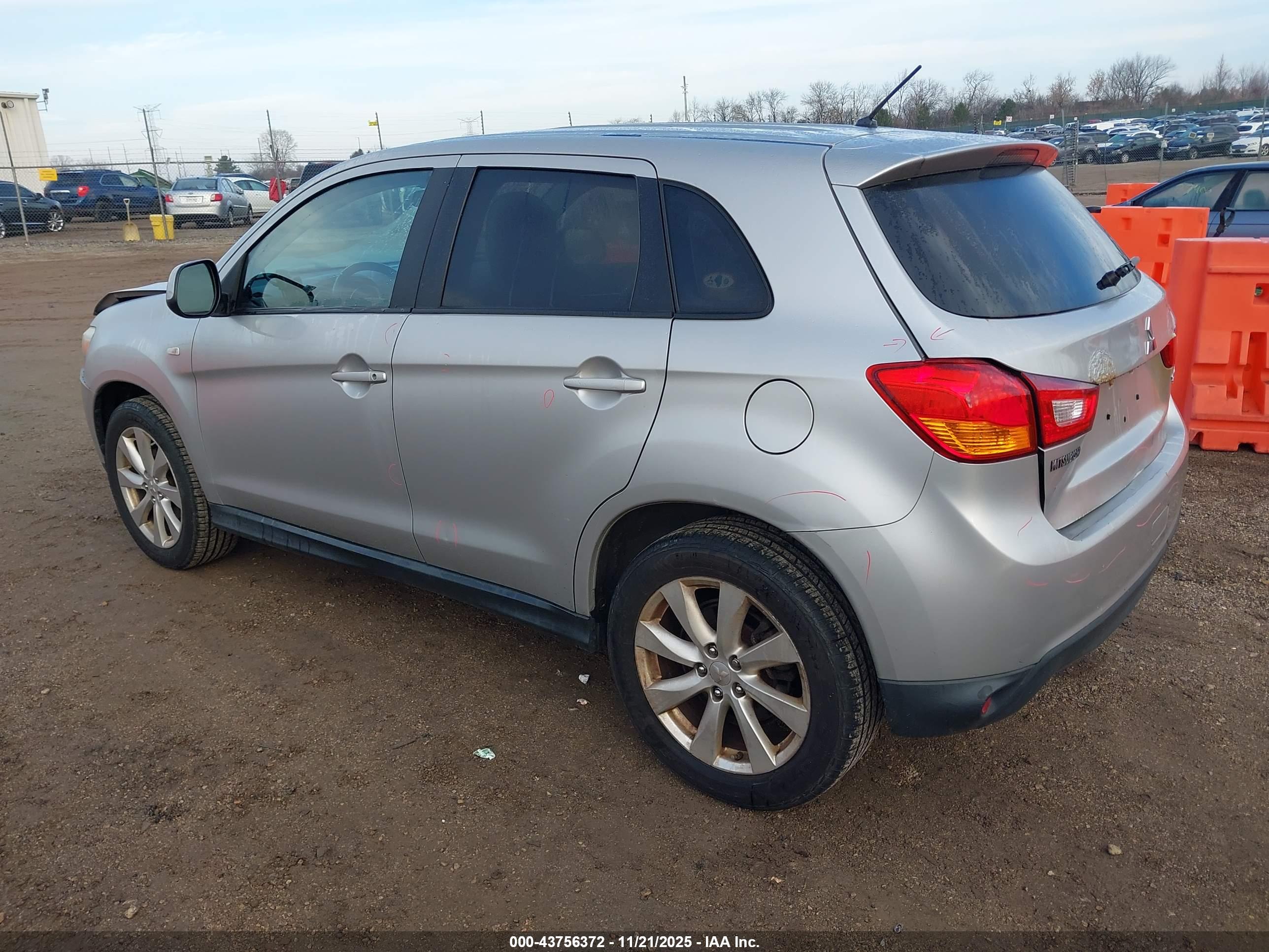 MITSUBISHI OUTLANDER image 3