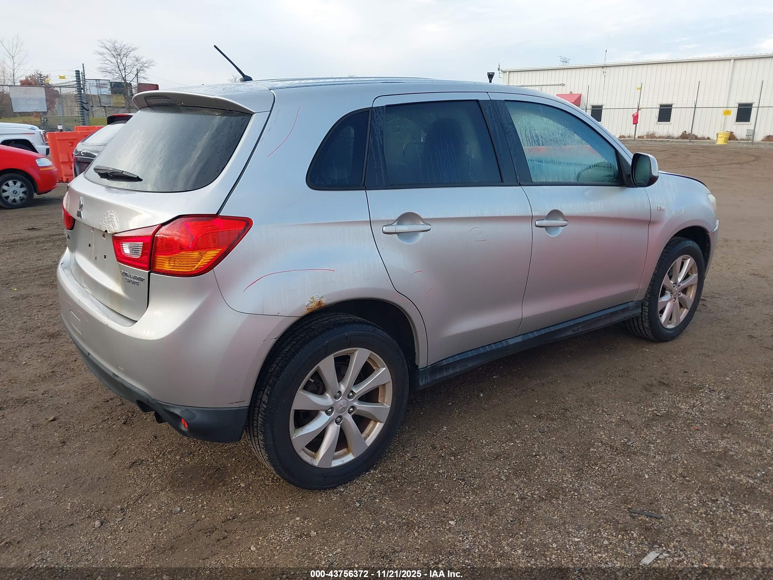 MITSUBISHI OUTLANDER image 4