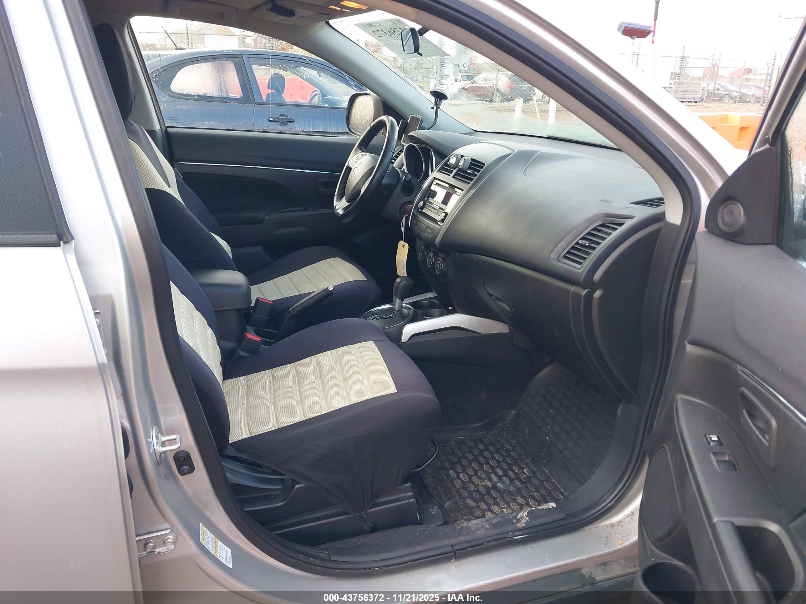 MITSUBISHI OUTLANDER image 5