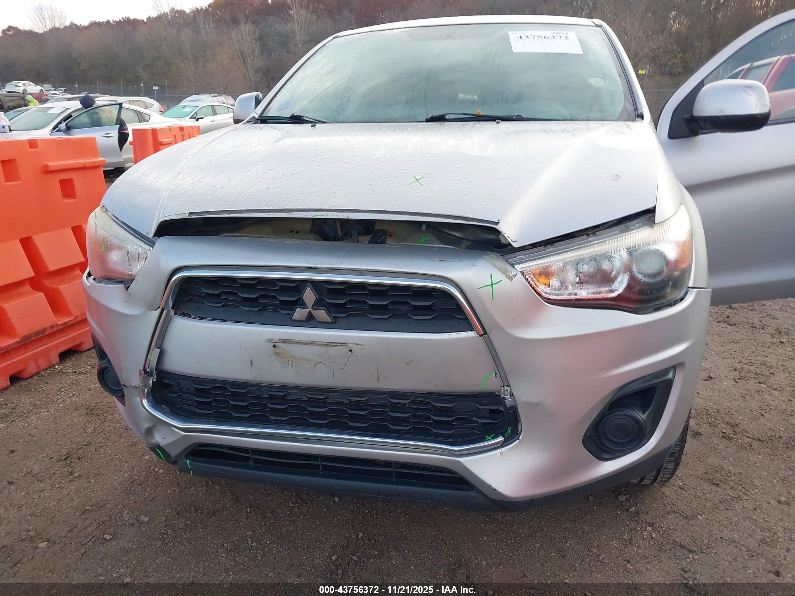 MITSUBISHI OUTLANDER image 6