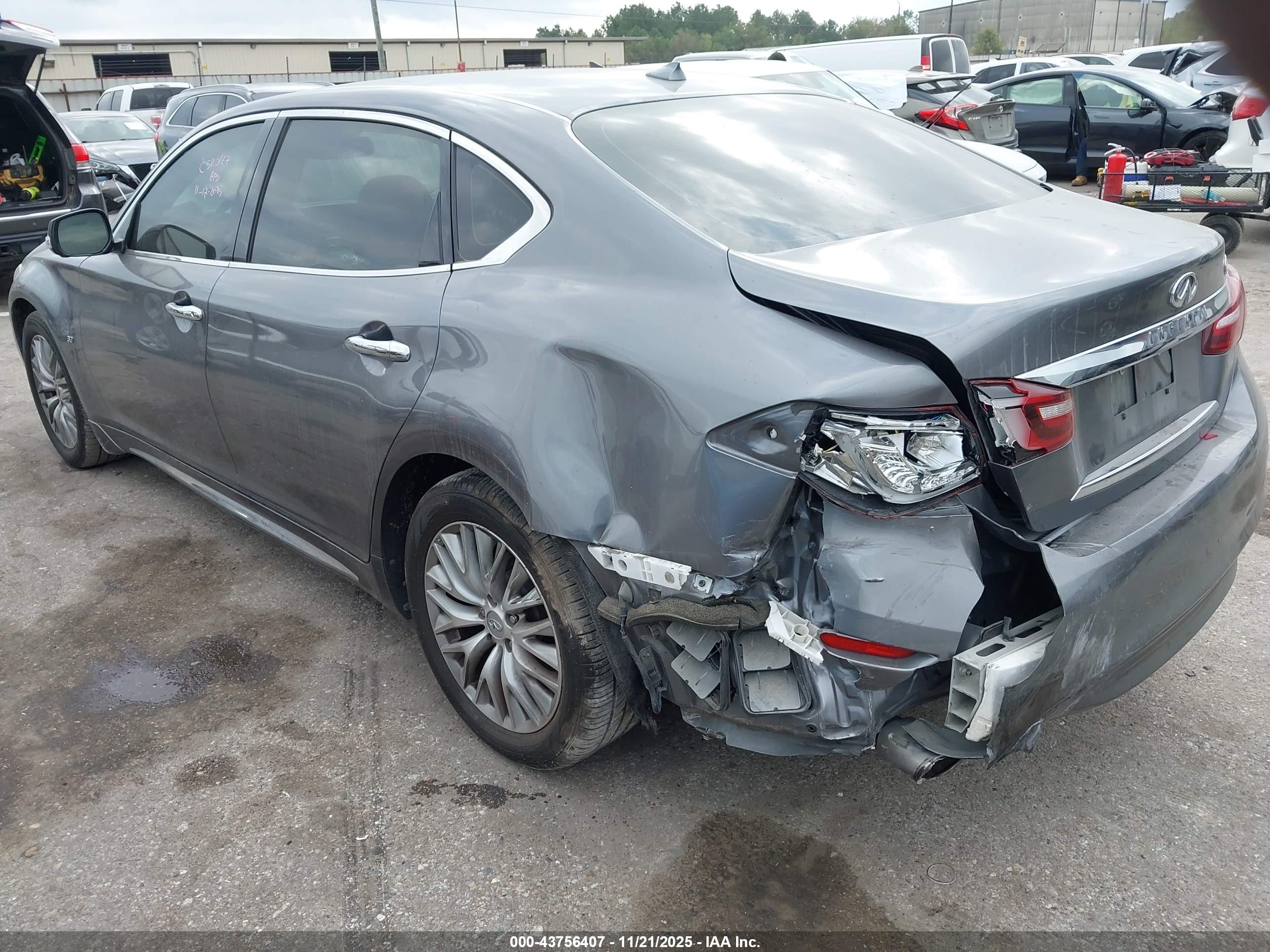 INFINITI Q70L image 3