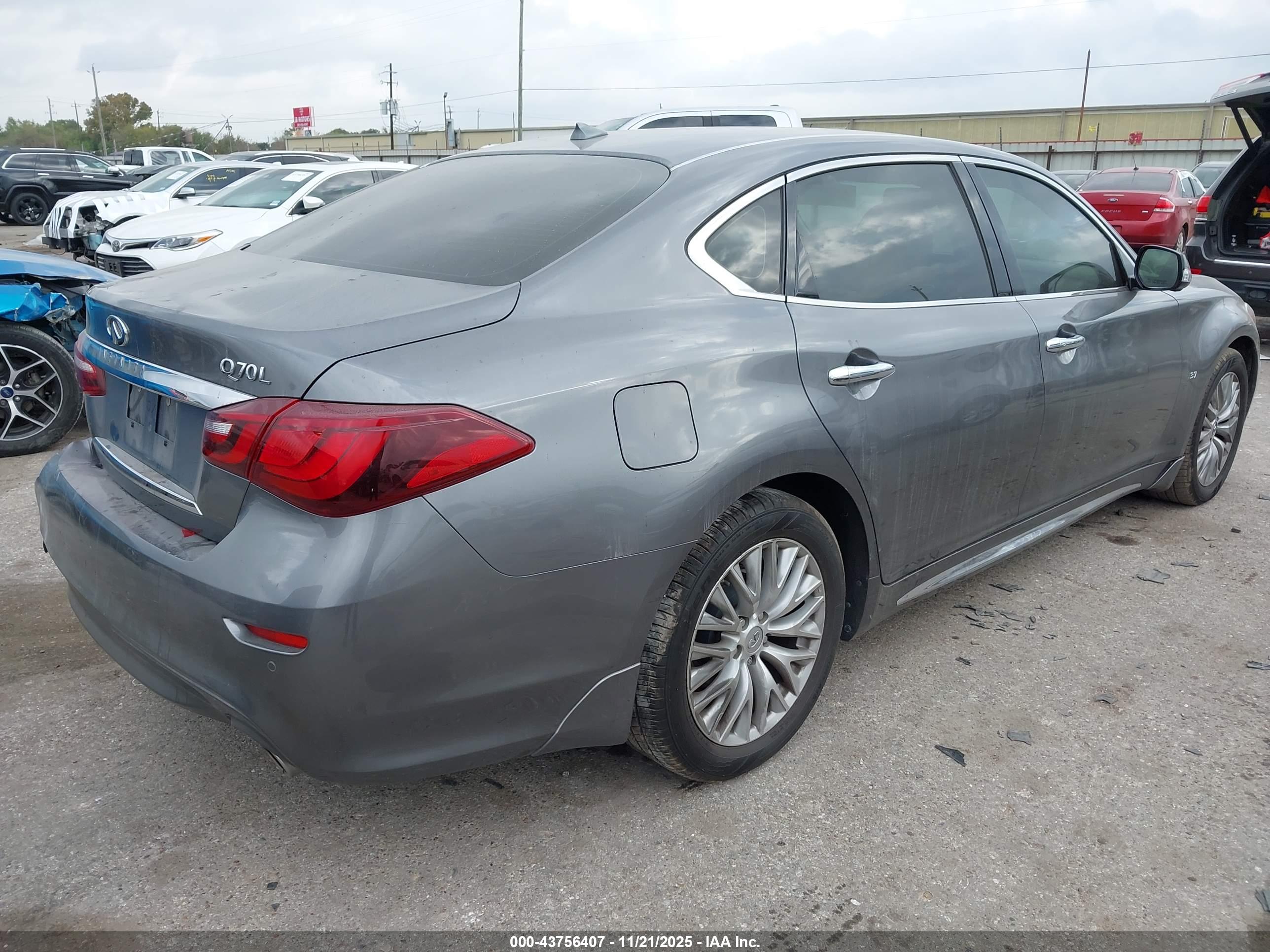 INFINITI Q70L image 4