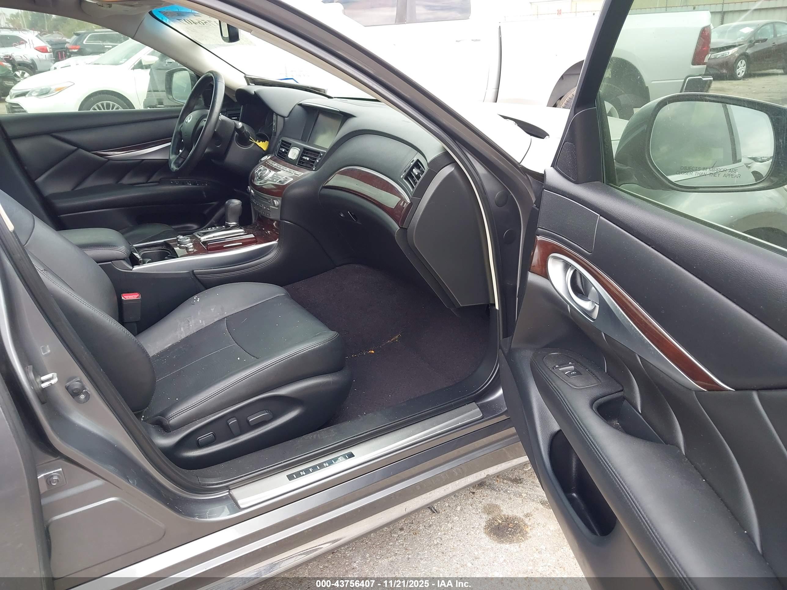 INFINITI Q70L image 5