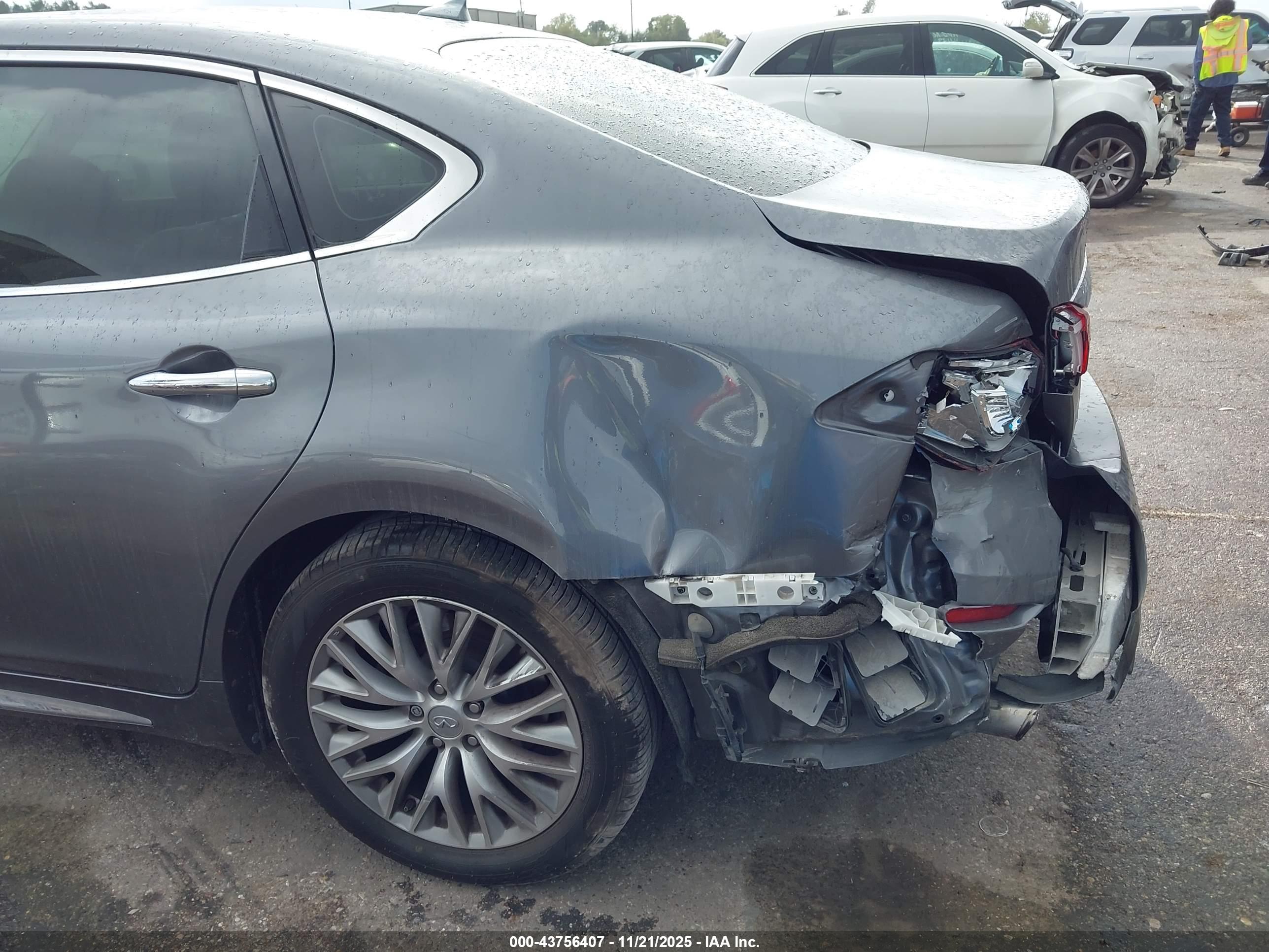 INFINITI Q70L image 6