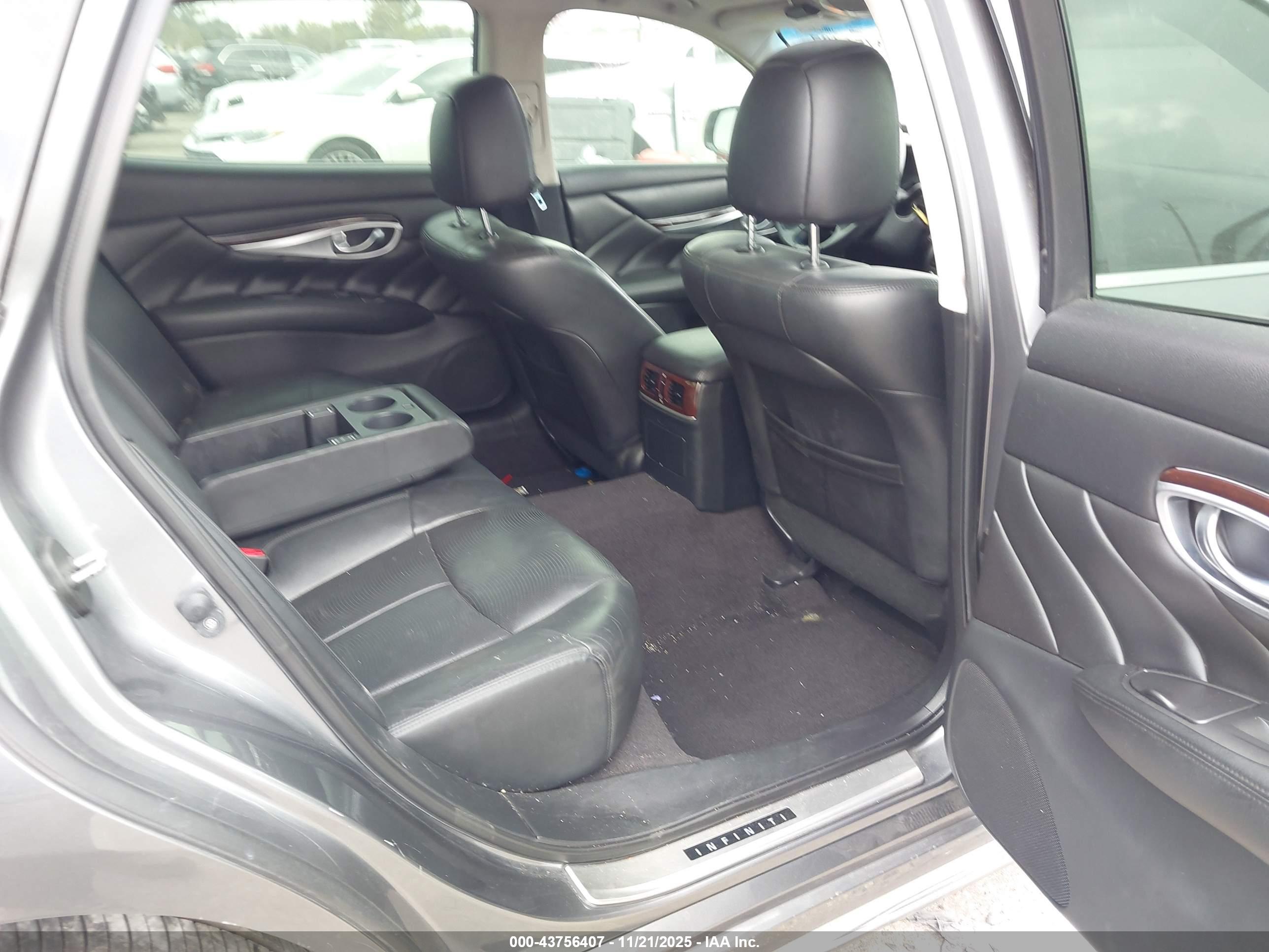 INFINITI Q70L image 8