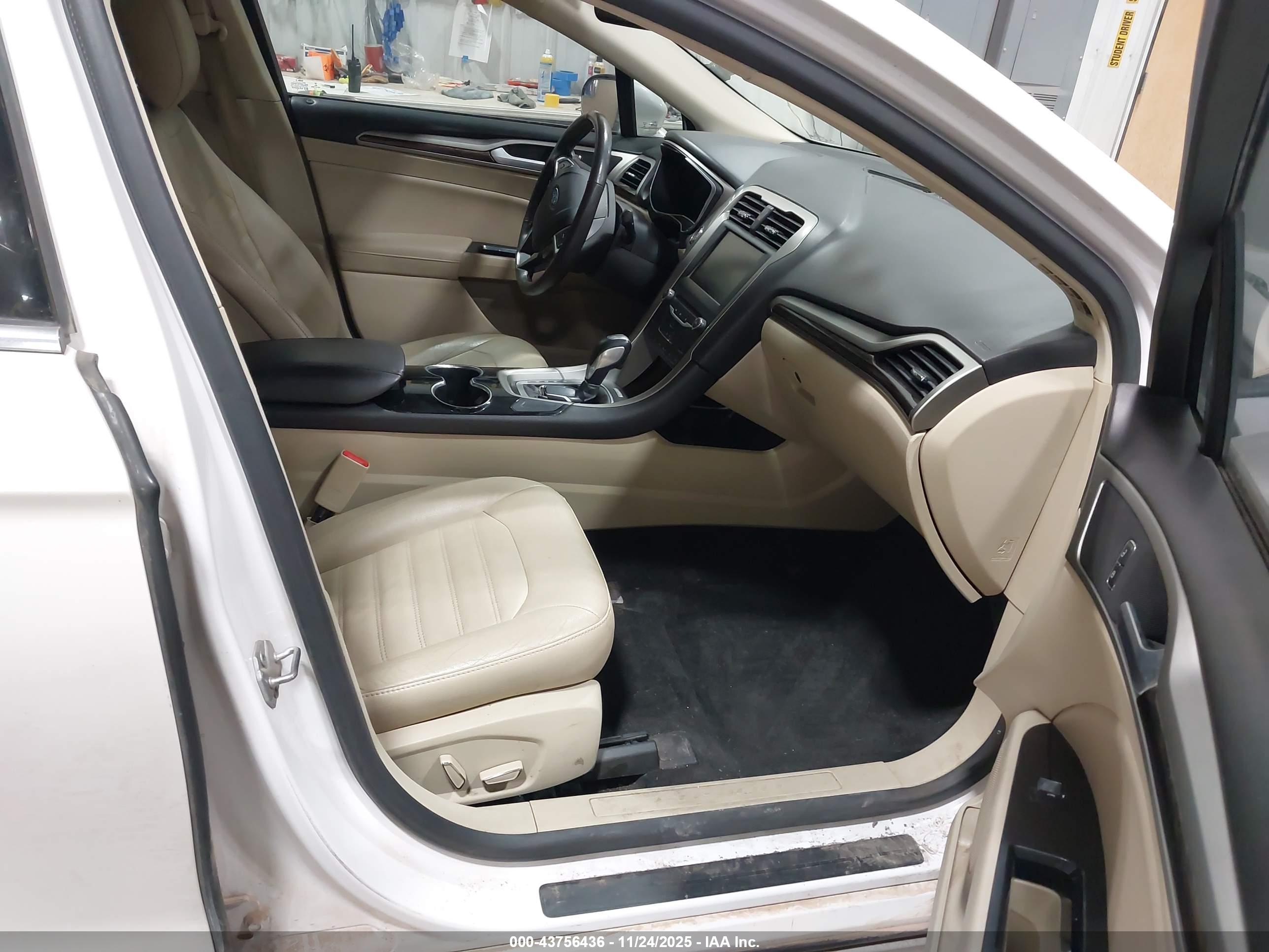 FORD FUSION image 5