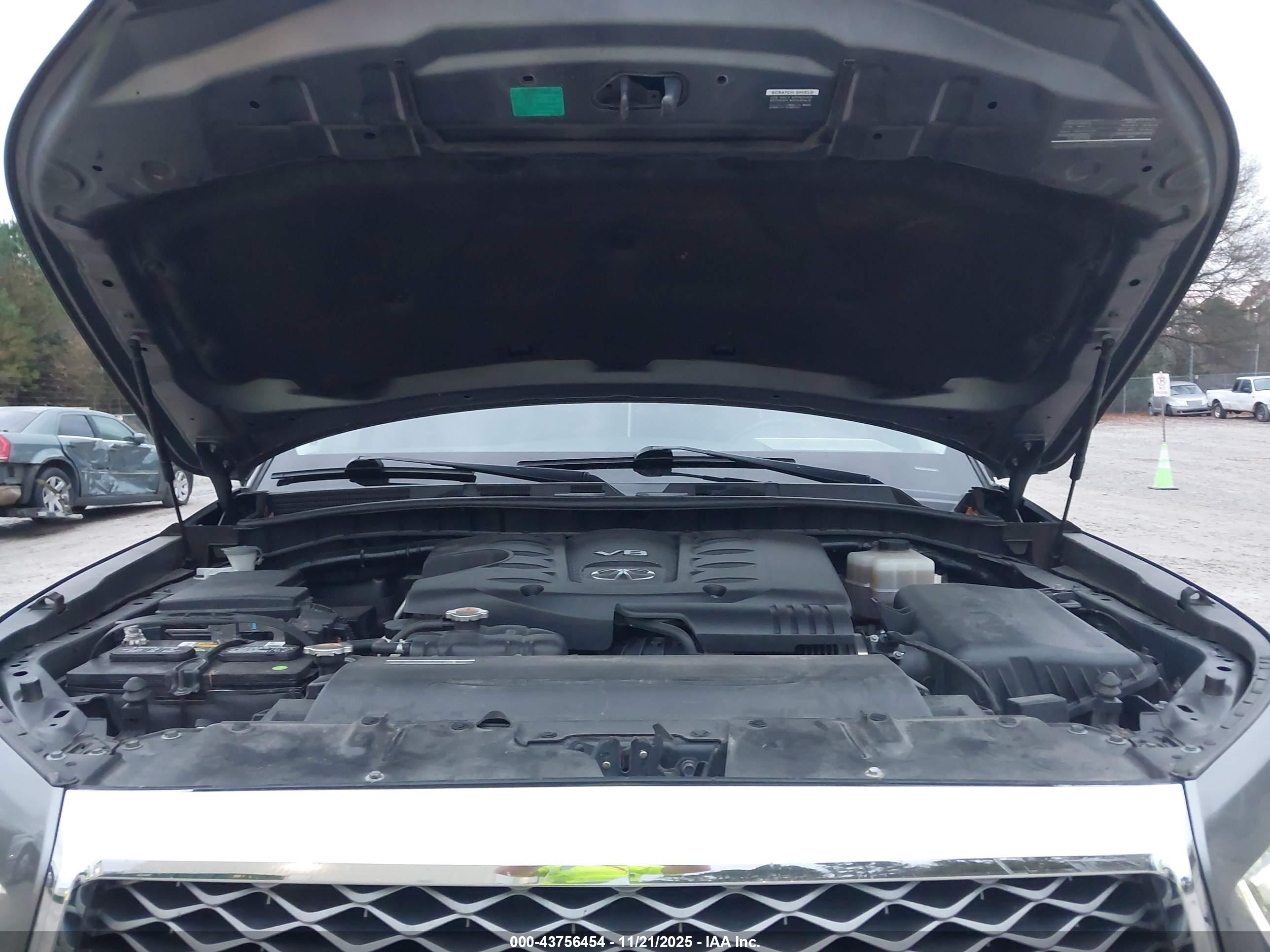 INFINITI QX80 image 10