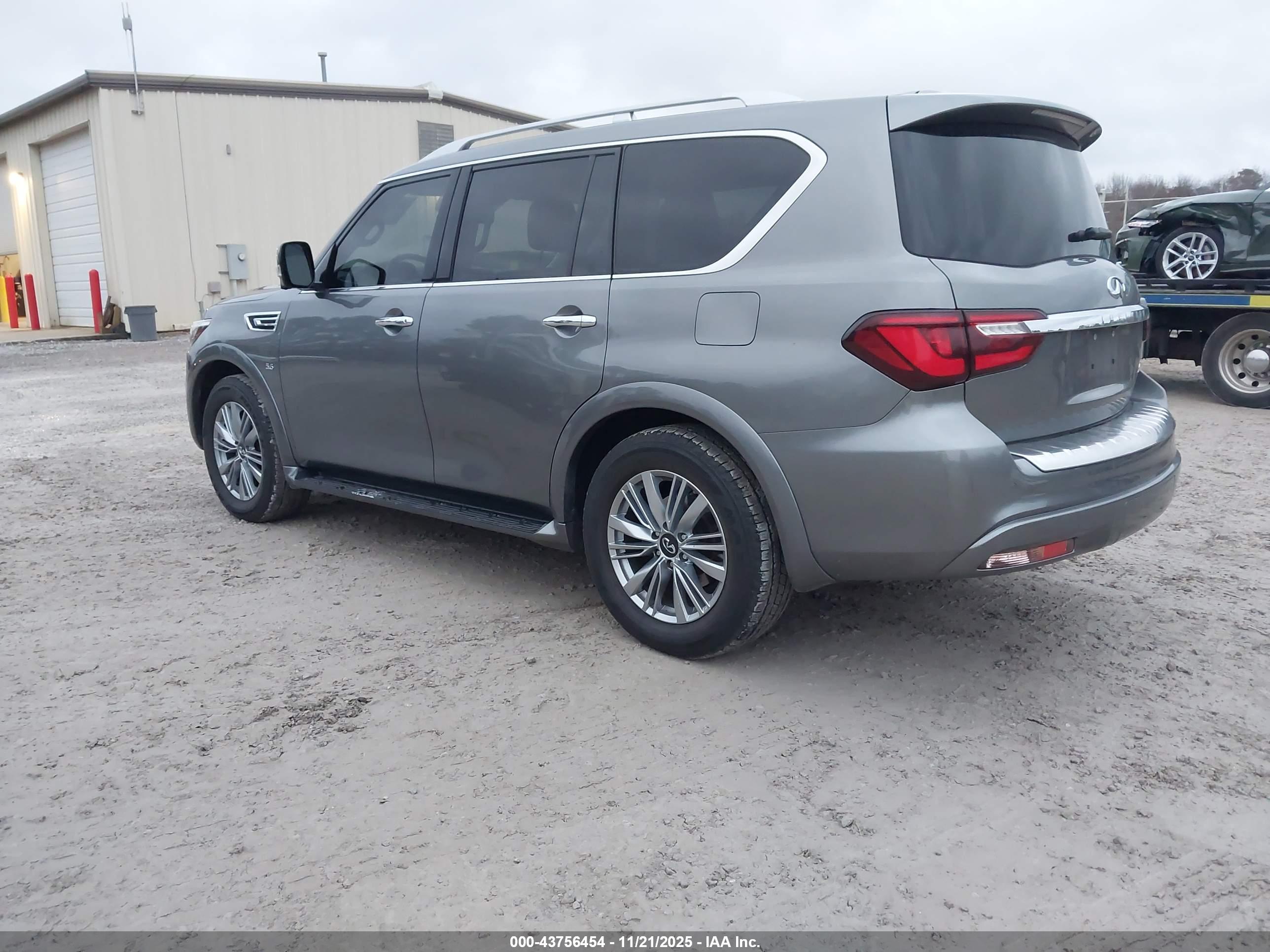 INFINITI QX80 image 3