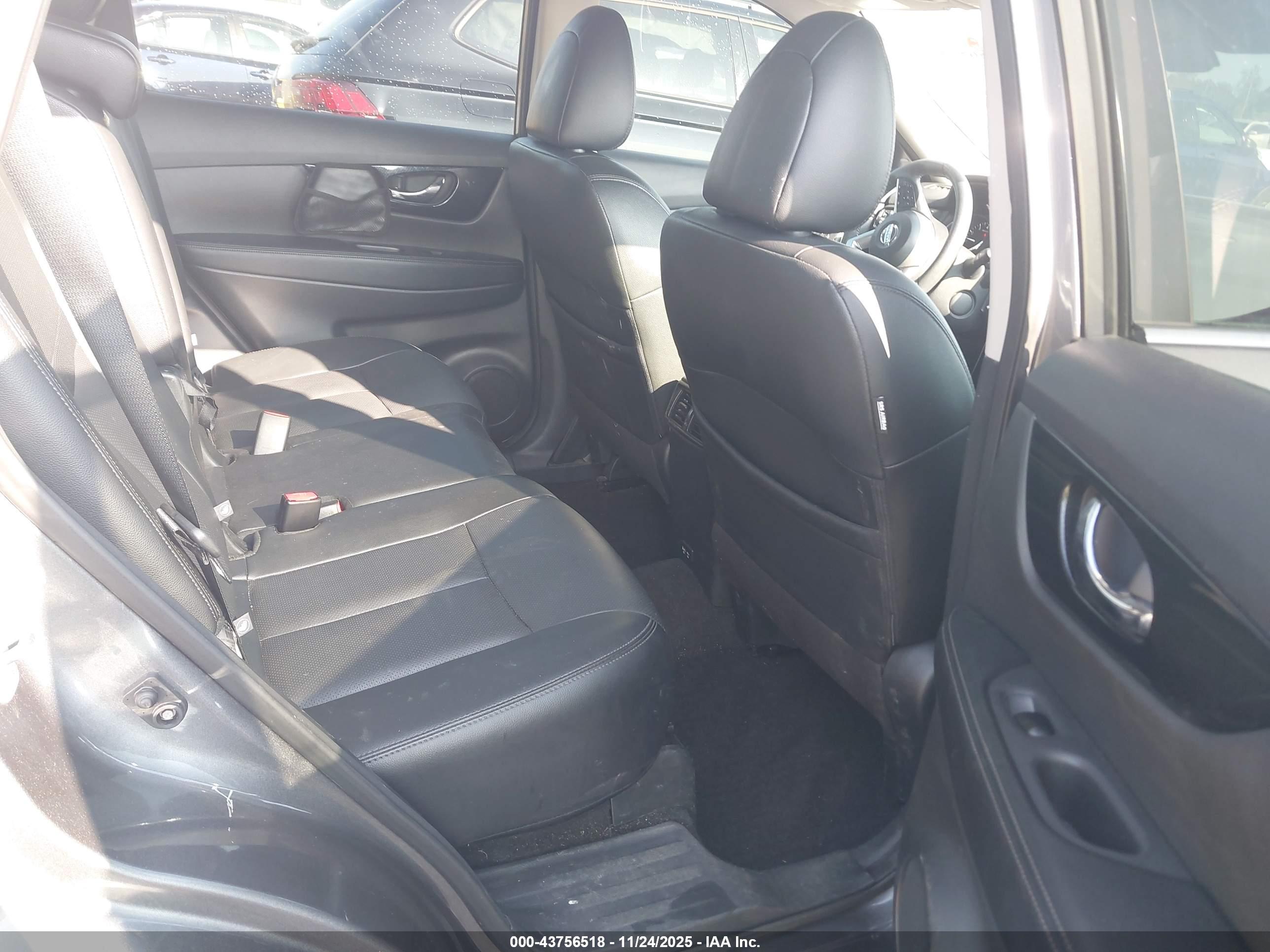 NISSAN ROGUE image 8