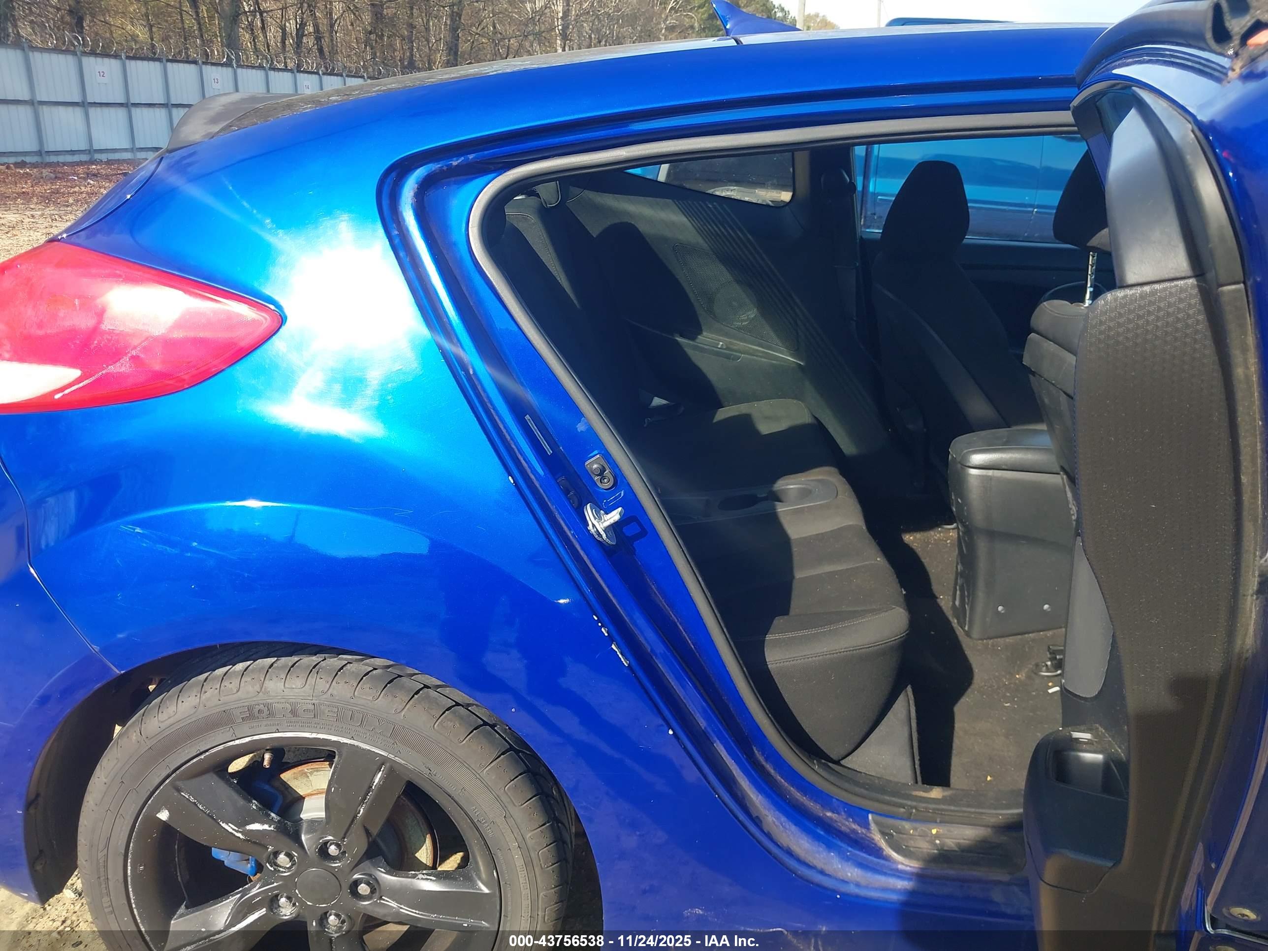 HYUNDAI VELOSTER image 8