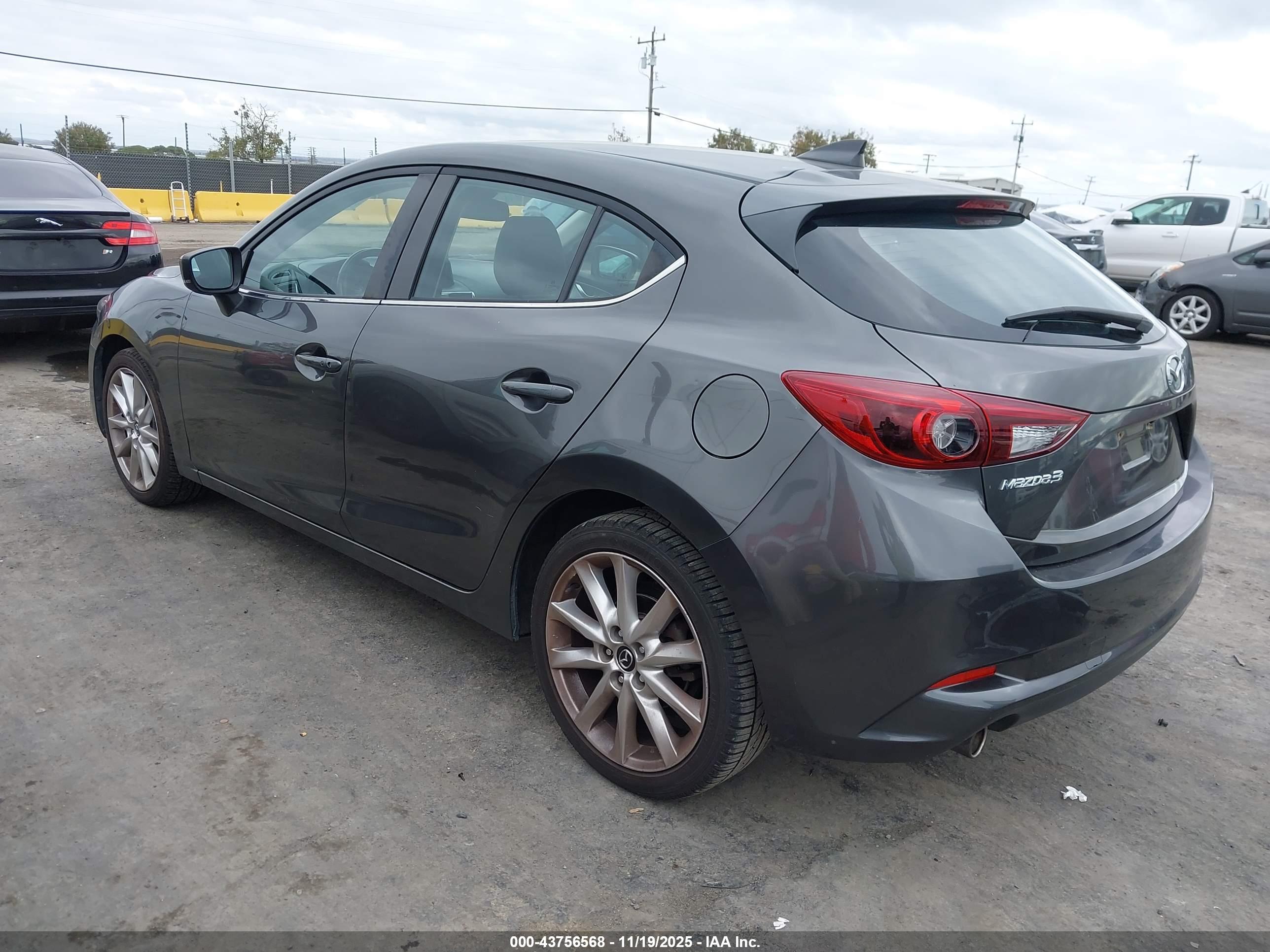MAZDA MAZDA3 image 3