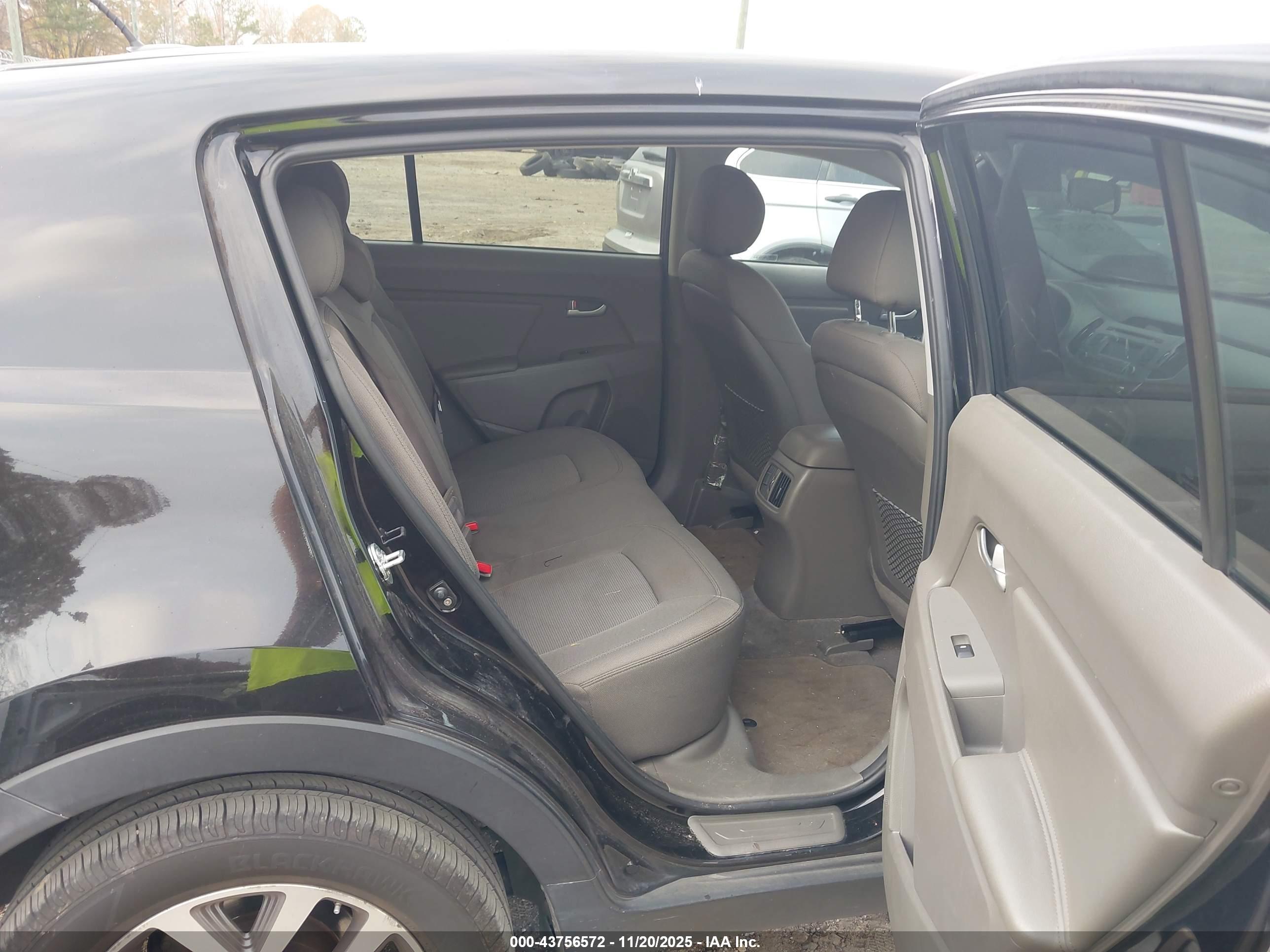 KIA SPORTAGE image 8