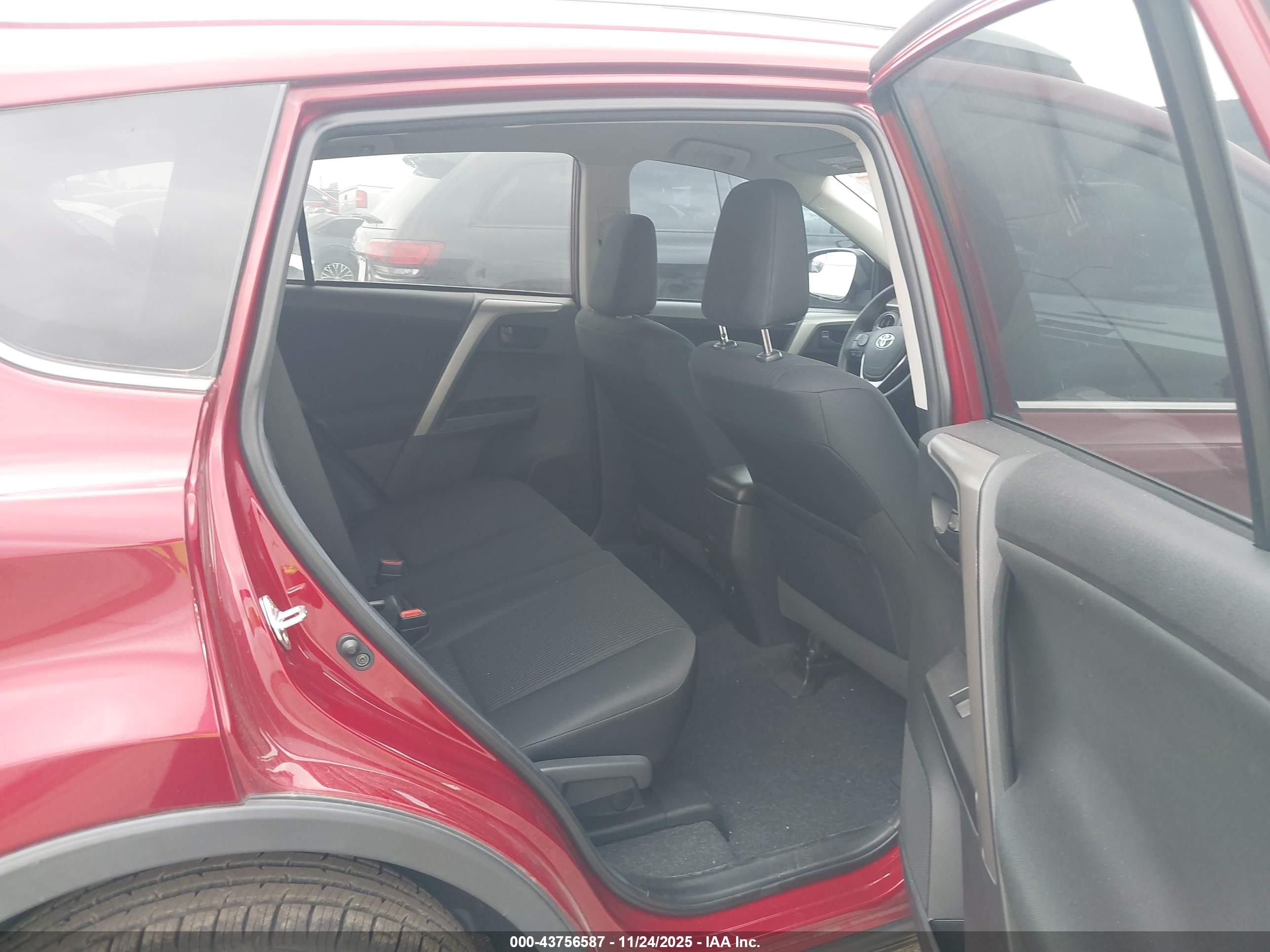 TOYOTA RAV4 image 8