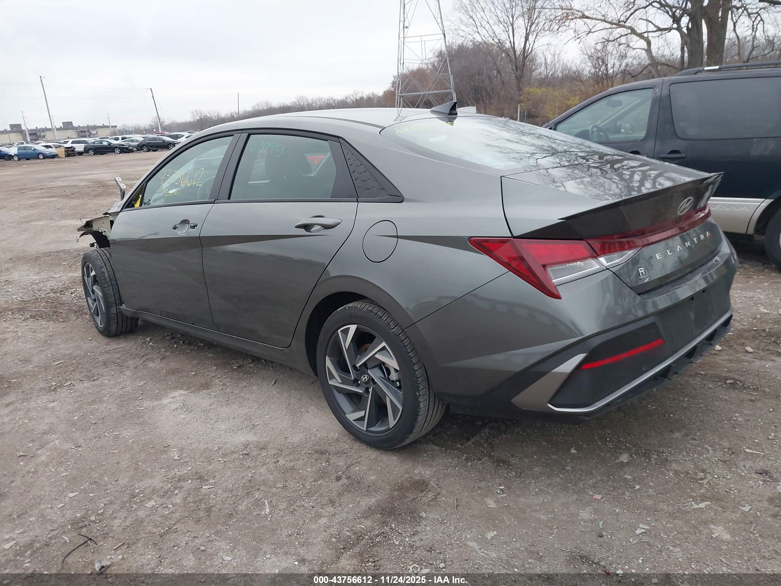HYUNDAI ELANTRA image 3