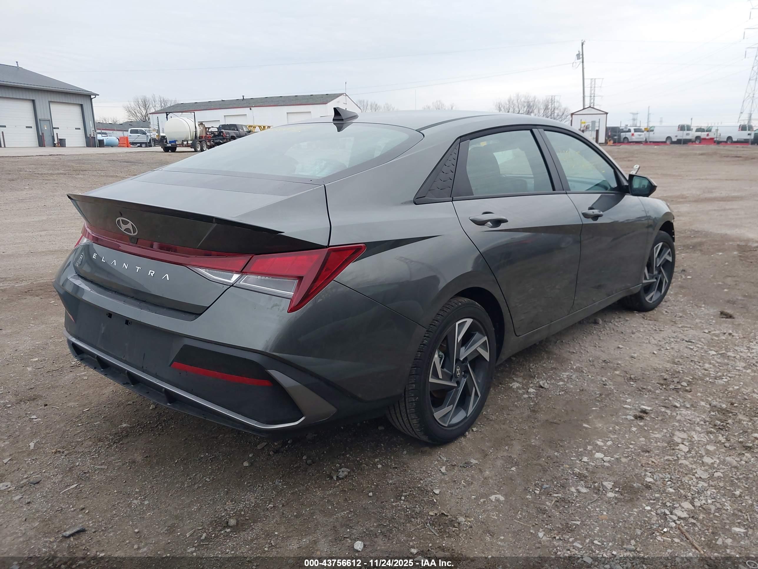 HYUNDAI ELANTRA image 4