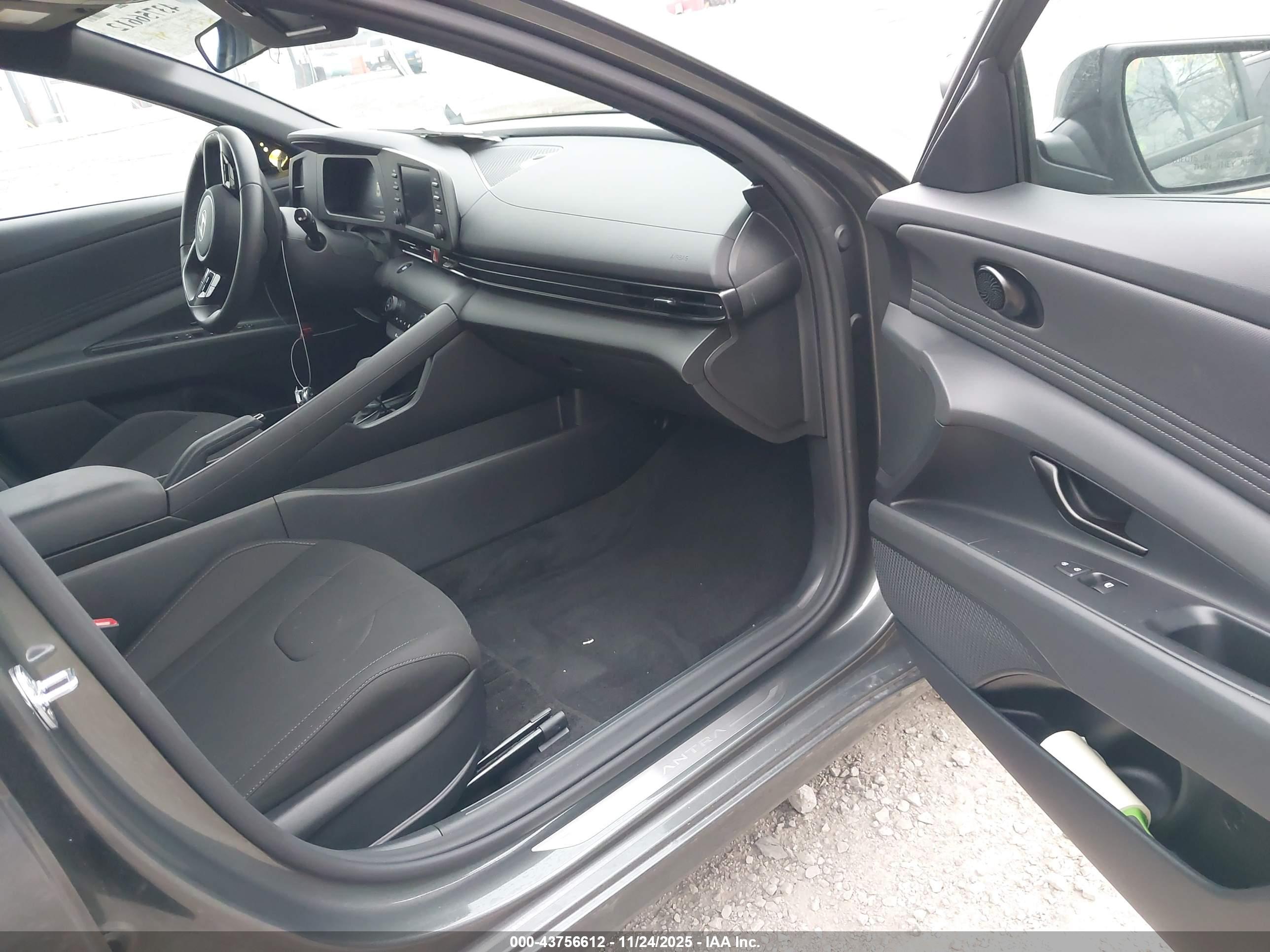 HYUNDAI ELANTRA image 5