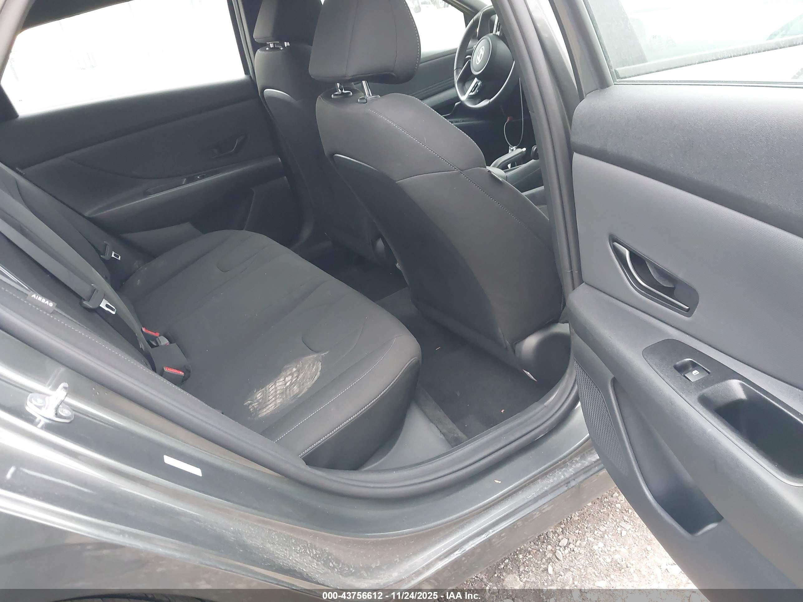 HYUNDAI ELANTRA image 8
