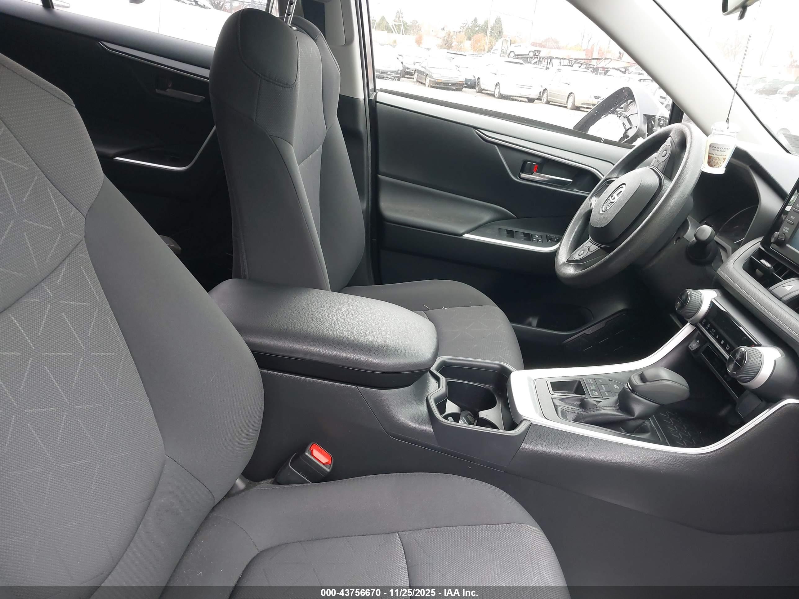 TOYOTA RAV4 image 5