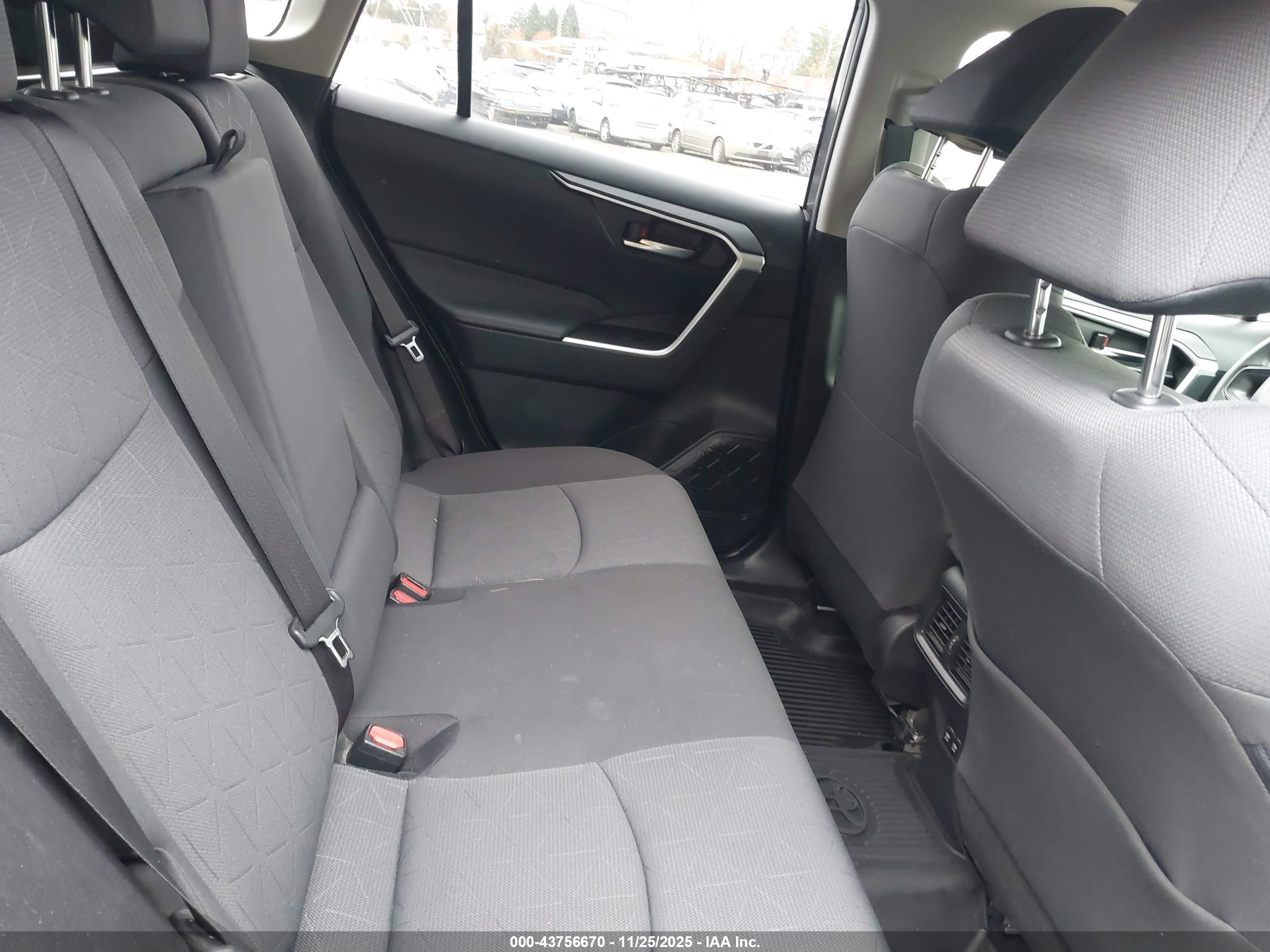 TOYOTA RAV4 image 8