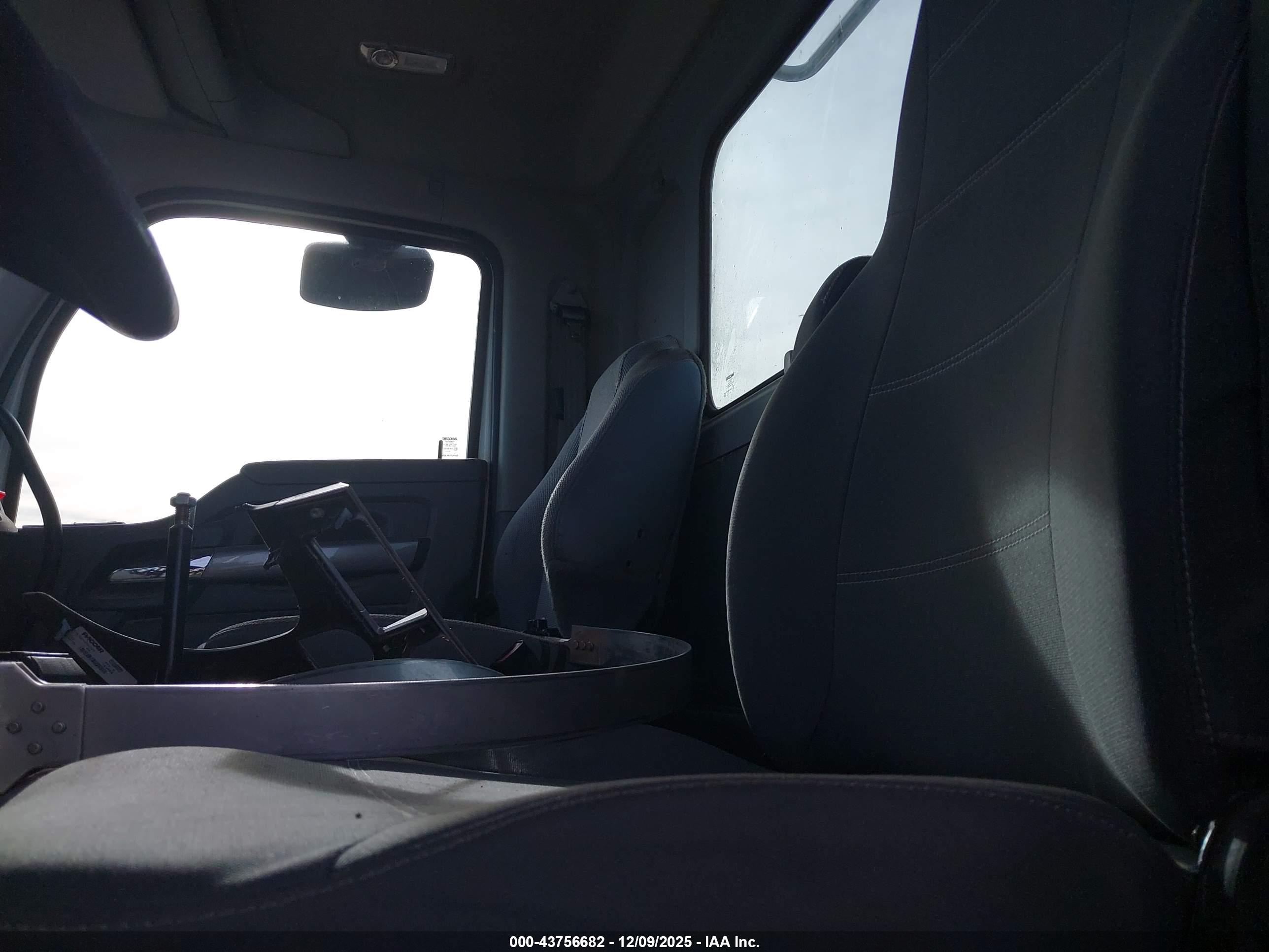 KENWORTH T880 image 8