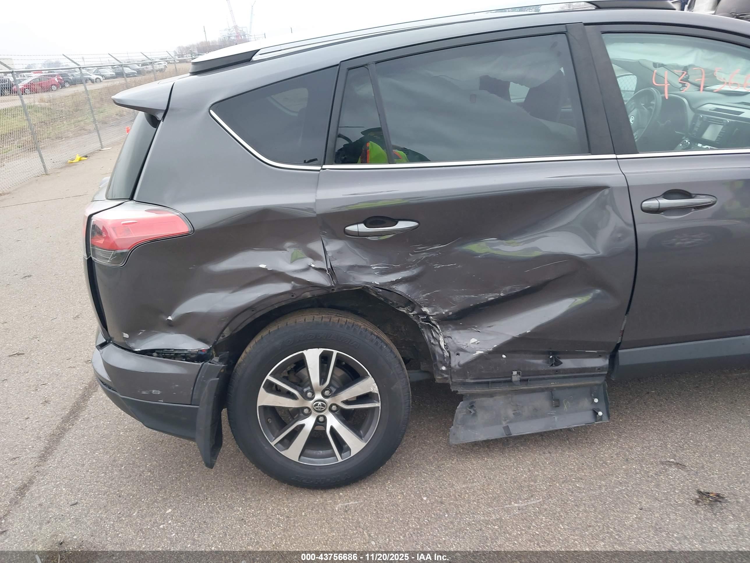 TOYOTA RAV4 image 6
