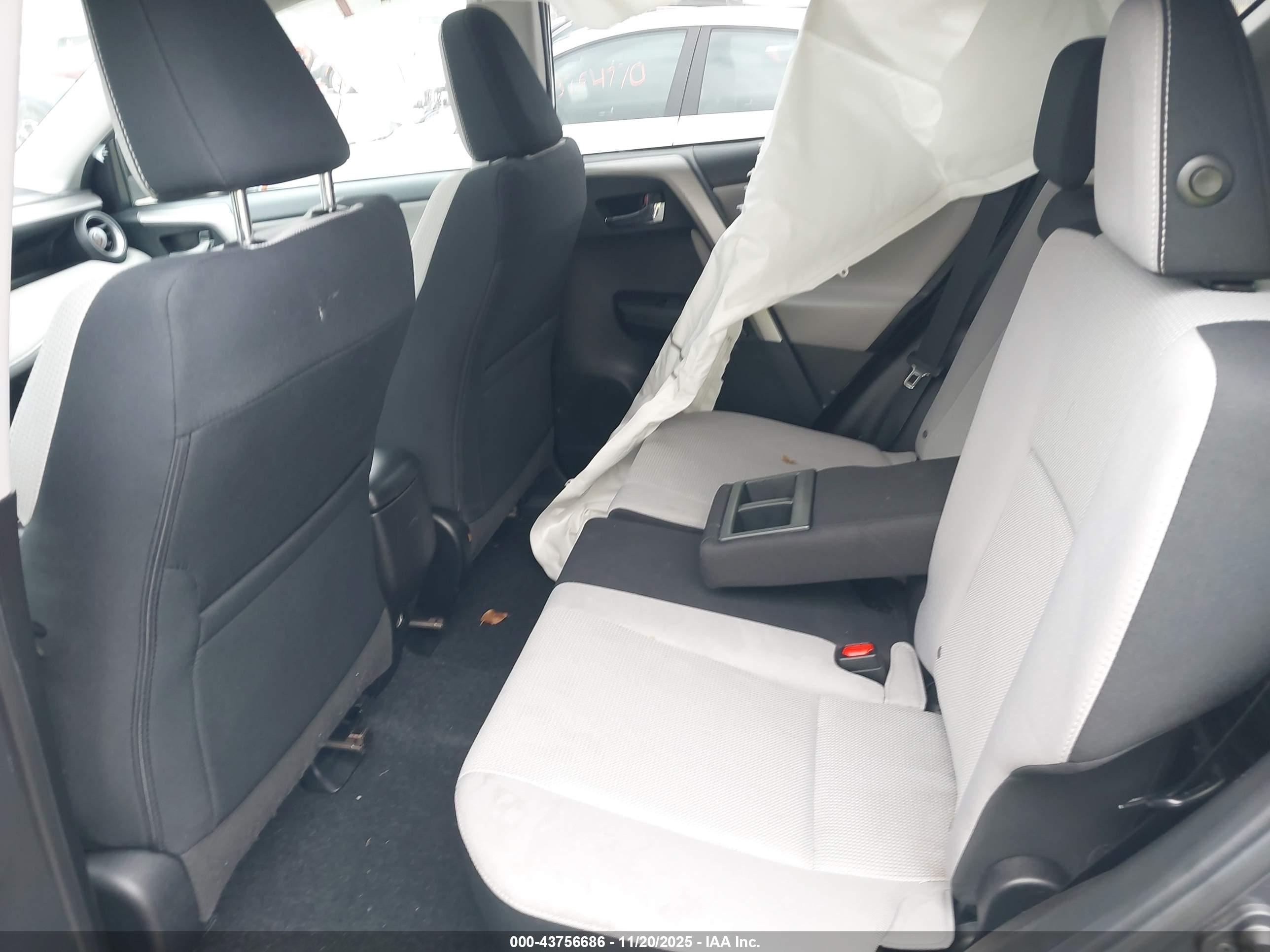 TOYOTA RAV4 image 8