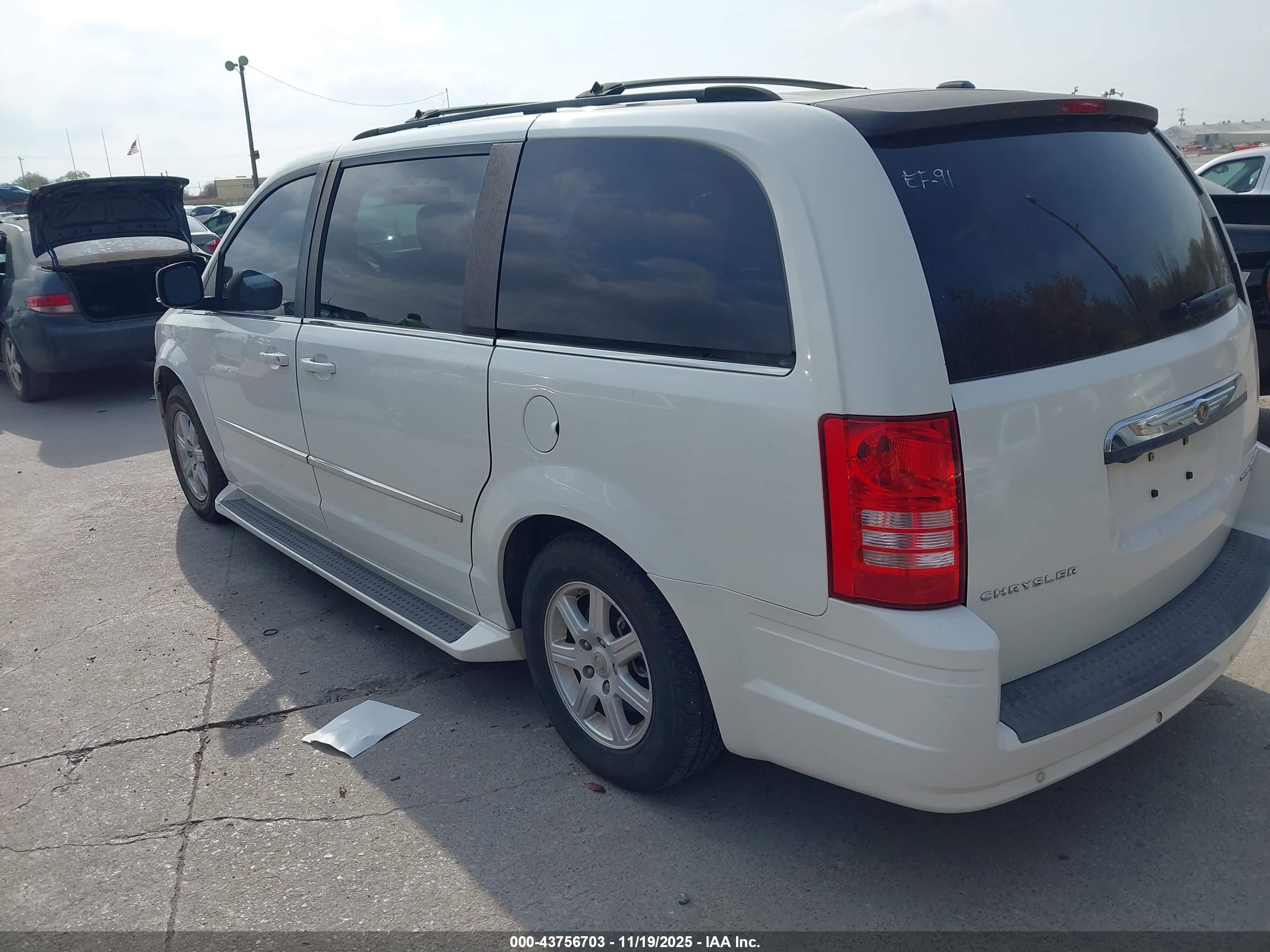 CHRYSLER TOWN image 3