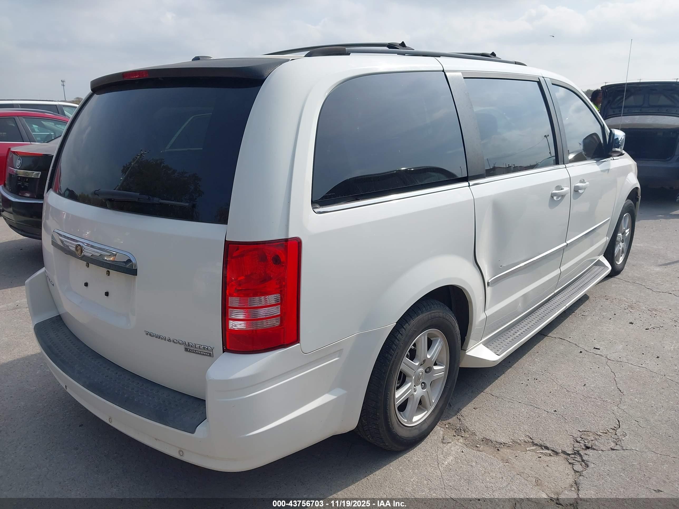 CHRYSLER TOWN image 4