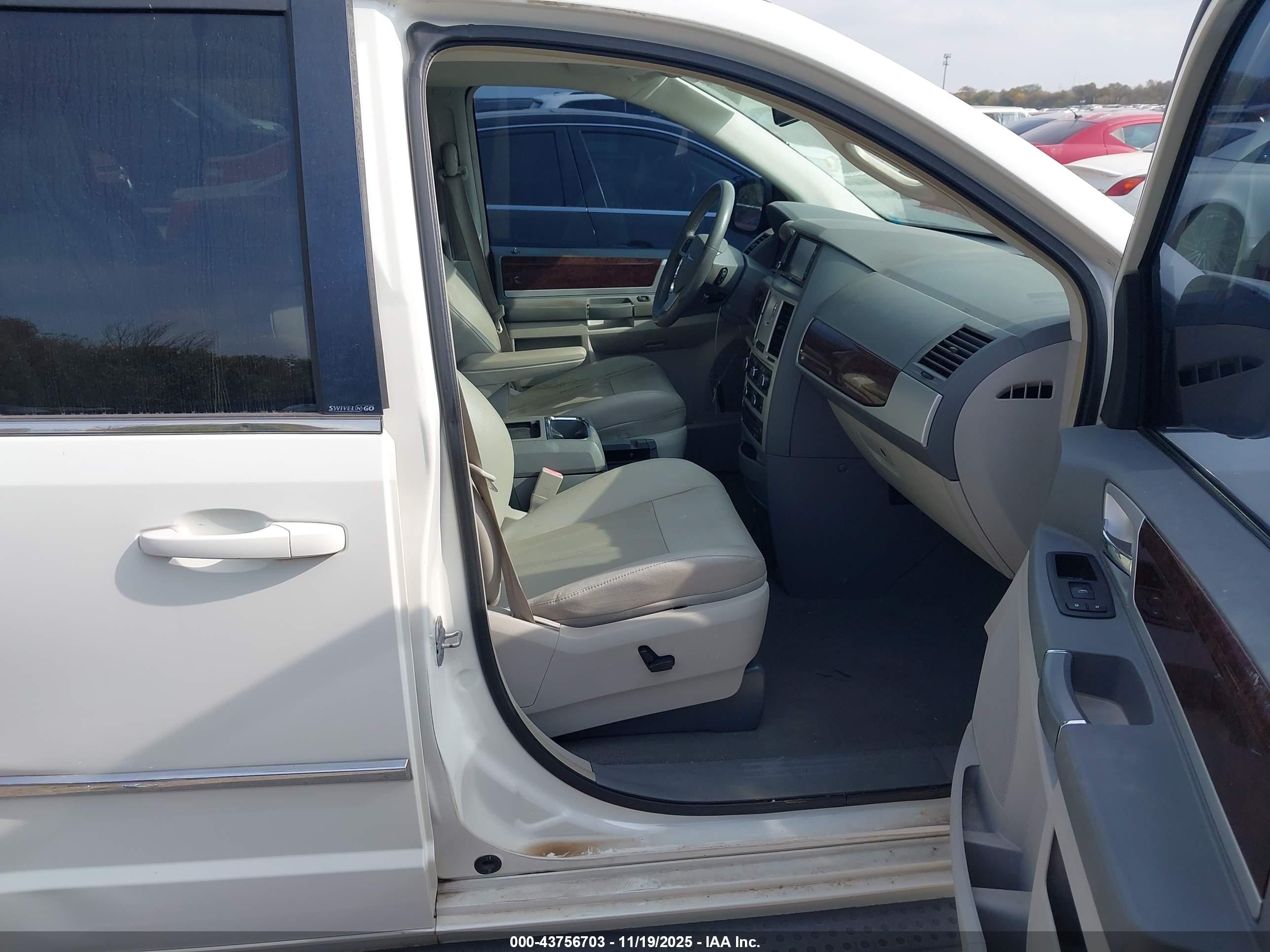 CHRYSLER TOWN image 5