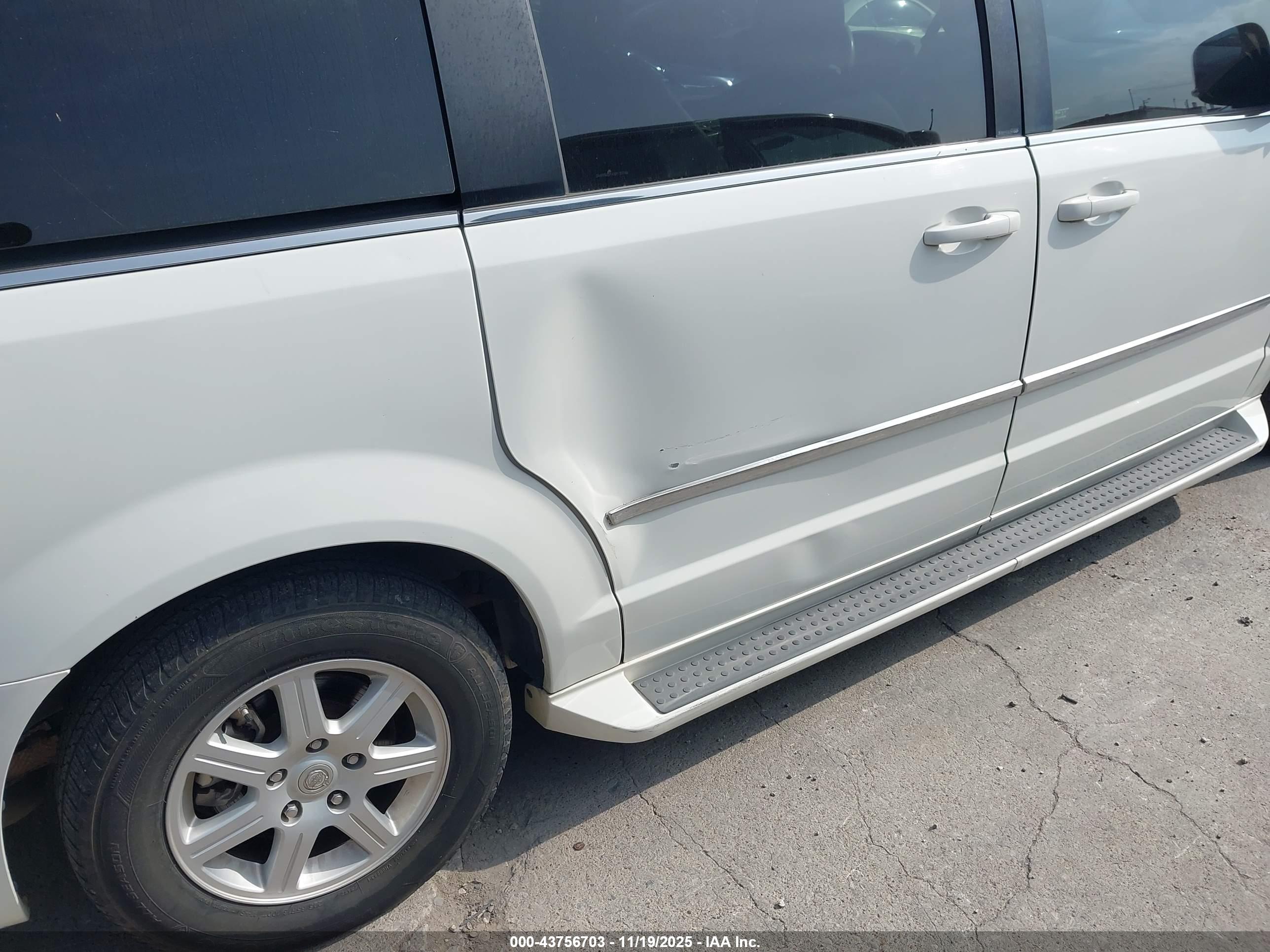 CHRYSLER TOWN image 6