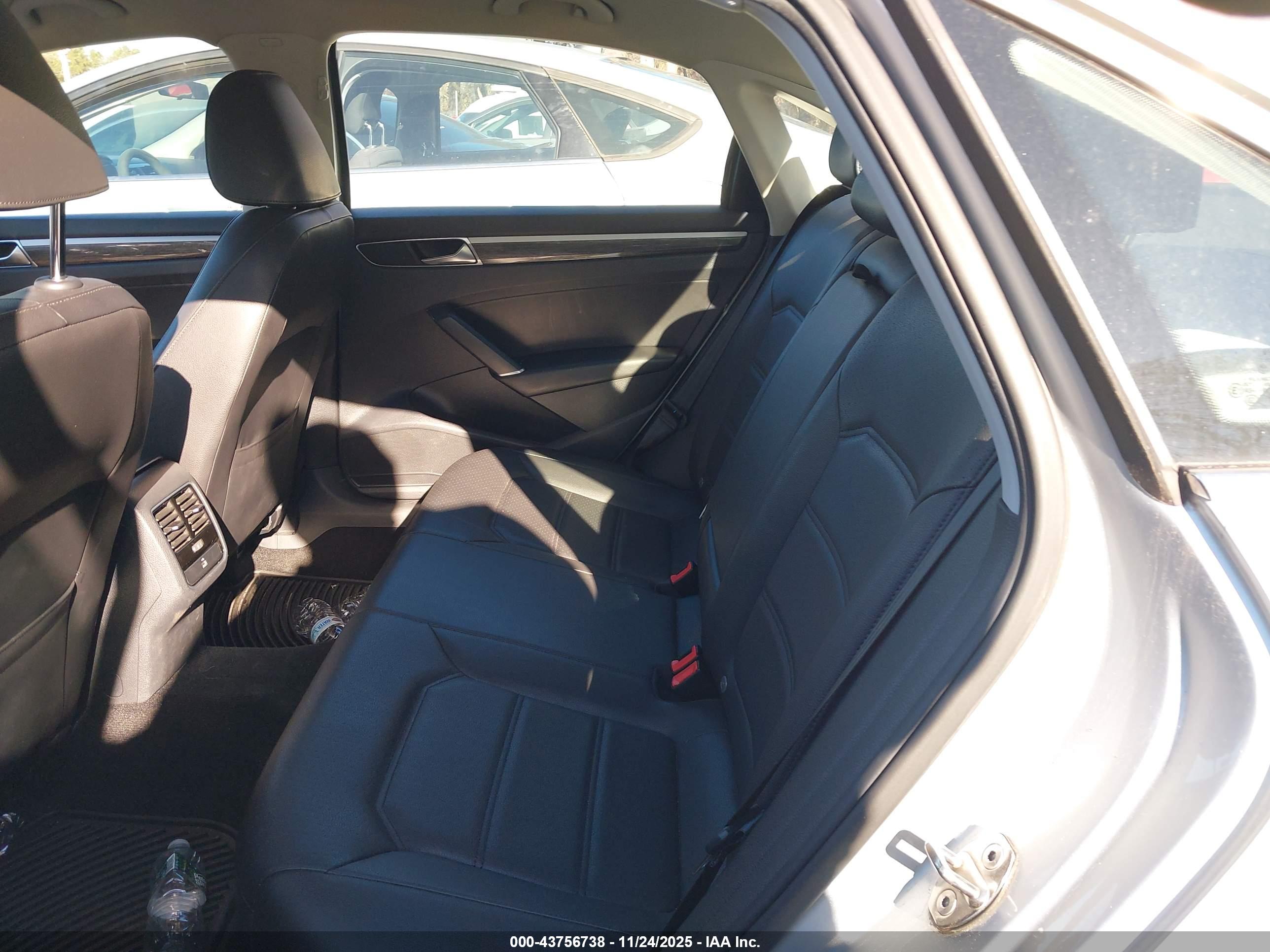 VOLKSWAGEN PASSAT image 8